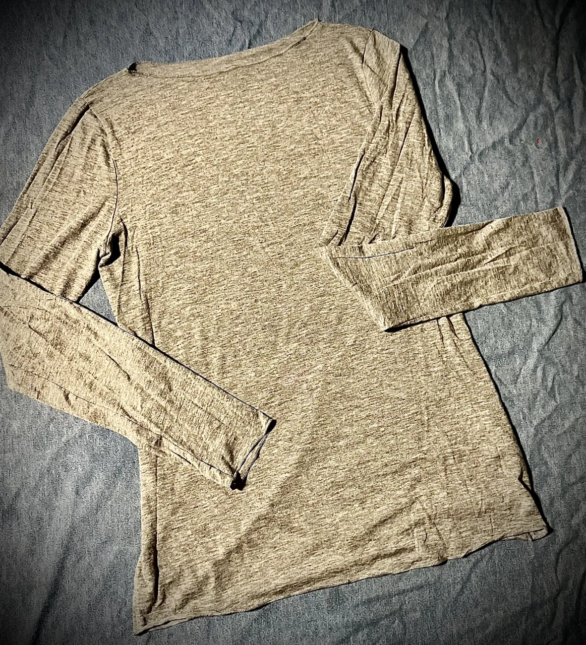 Remera Nueva! ☃️ de abrigo ☃️, estilo camiseta, se usa normalmente debajo de alguna prenda, es ajustada, de manga larga, color gris. Cuello redondo y tela muy, muy liviana. (Comprada en el exterior). 