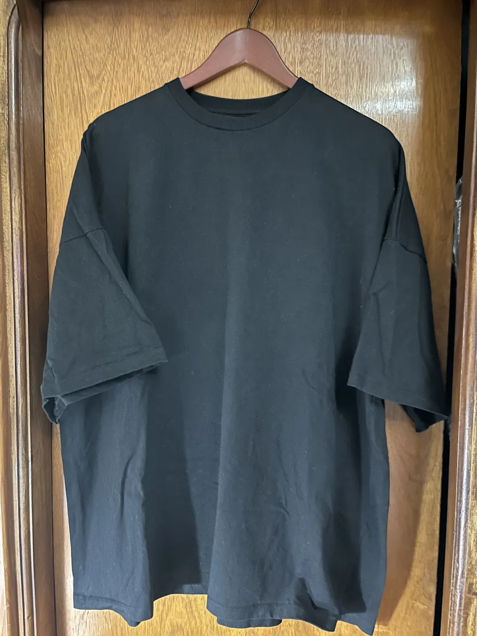 Remeron negro, oversize, 
TALLE ÚNICO y unisex, de algodón pesado, con cuello redondo y mangas cortas. 