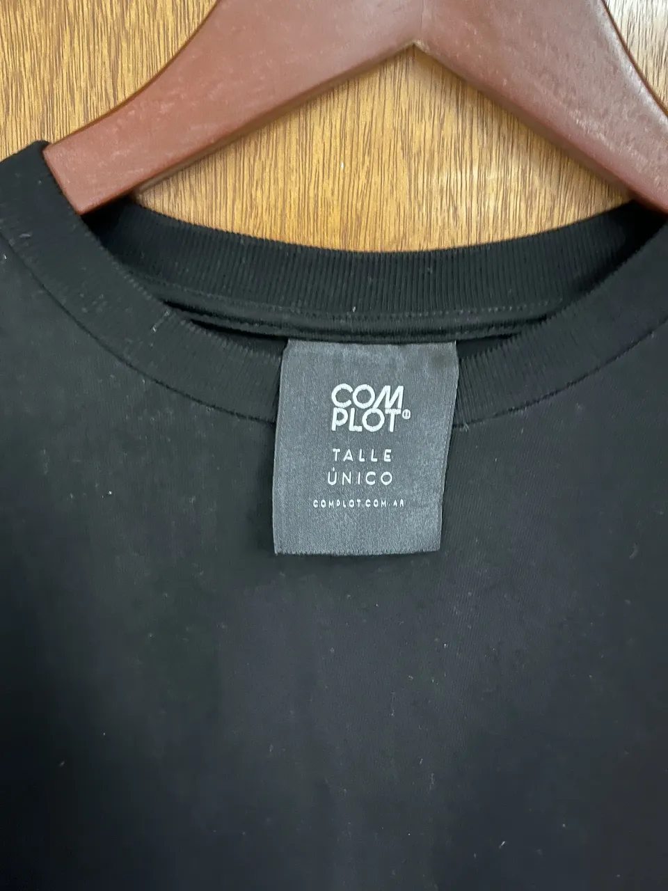 Remera Complot - Vista 2