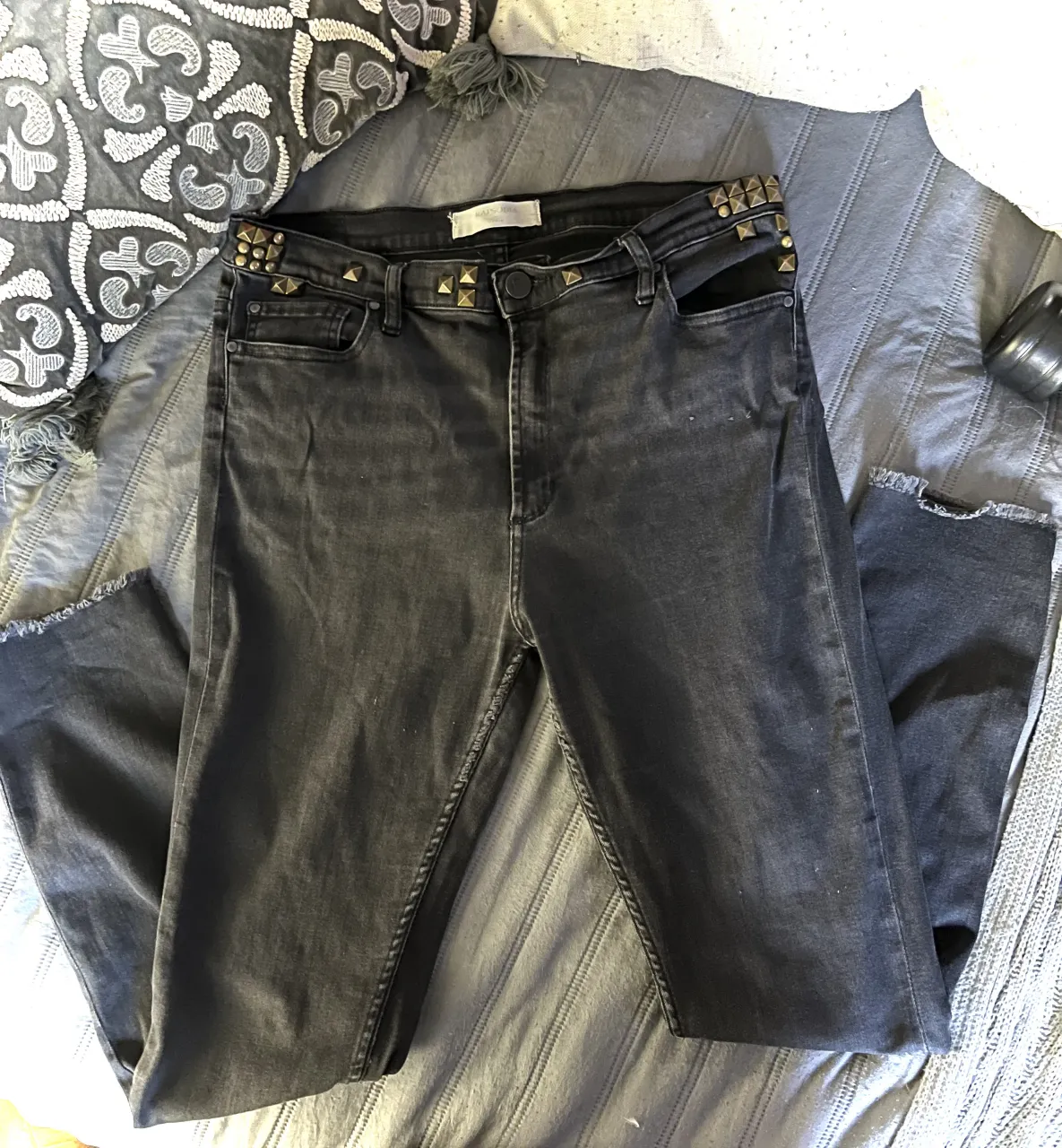 Jeans Rapsodia, negros 🖤 con proceso muy sutil de desgaste, tiene un % alto de elastano y tachas doradas en la cintura y roturas desflecadas en los tobillos. Cierre de botón y bolsillos. 