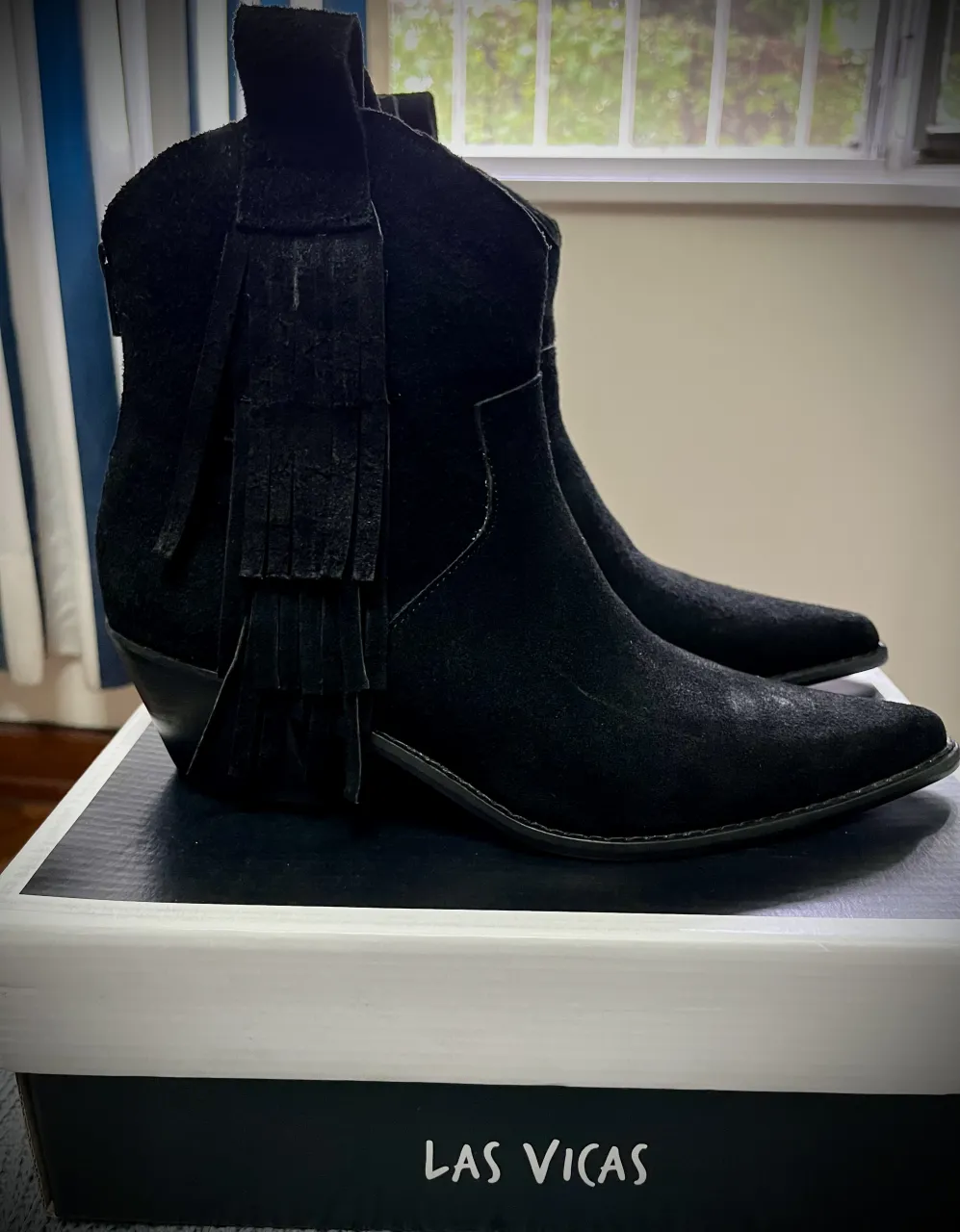 Botas Nuevas! 🖤 Caña baja, estilo texanas de gamuza con flecos y cierre en la parte trasera. Taco de 4 cm. 
La bota izquierda tiene una mancha (ver foto). 