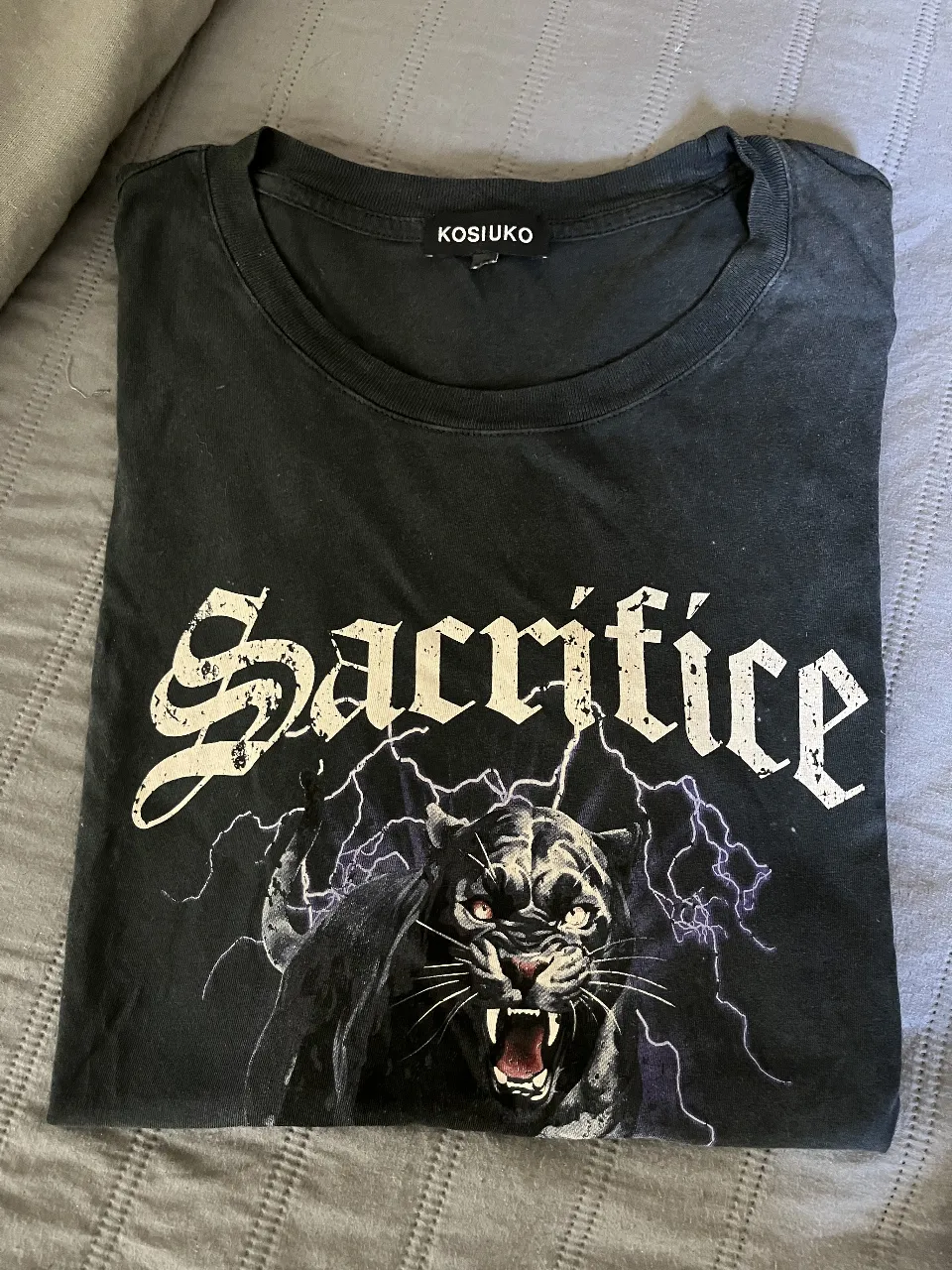 Remera Kosiuko - Vista 2