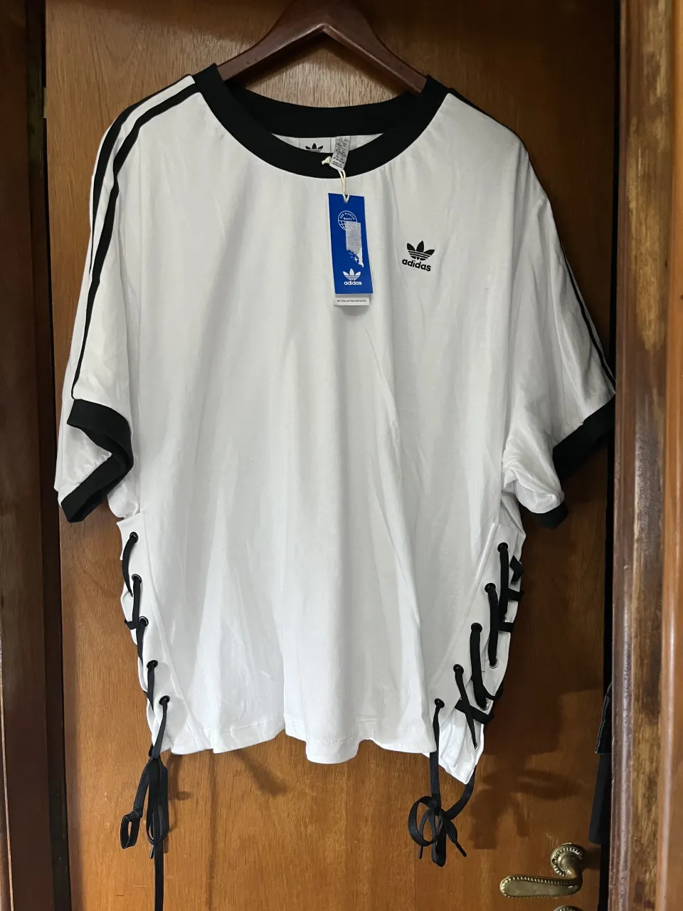 Remera Nueva! Adidas Originals, Modelo urbano con las tres tiras en negro y detalles de cordones en los costados. Fit amplio. 