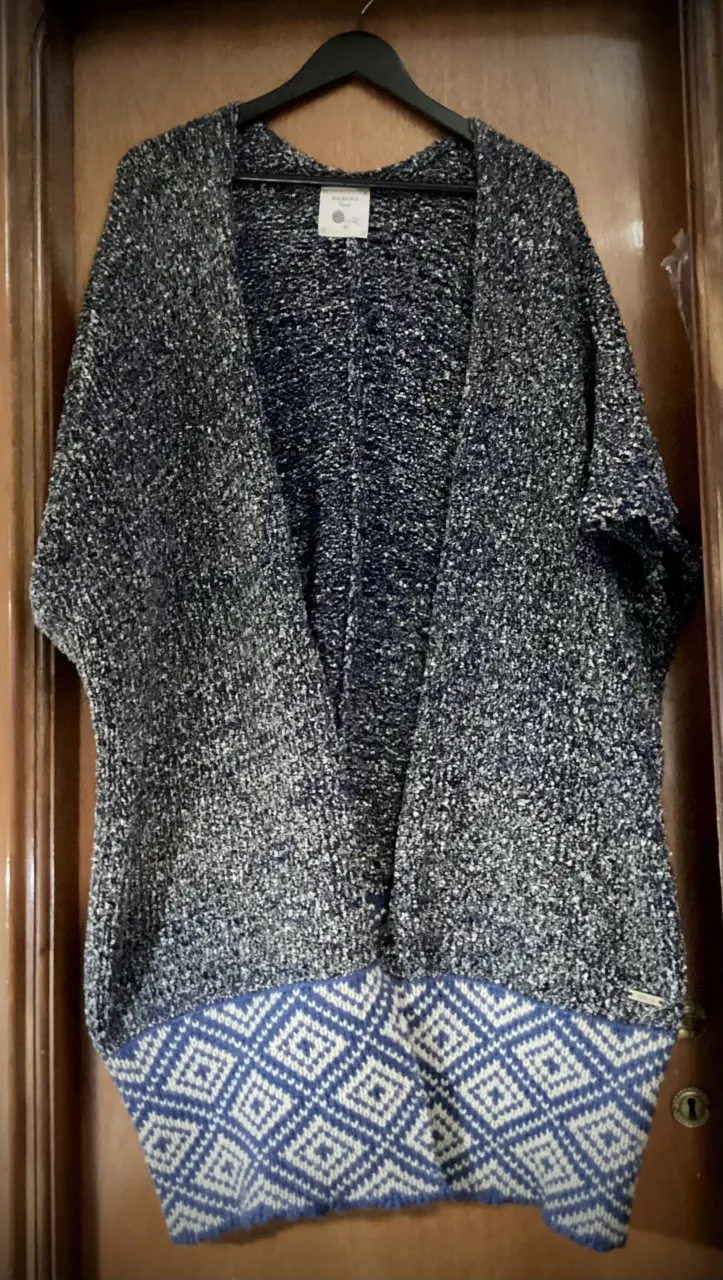 Cardigan tejido, mangas al codo, corte amplio y abierto. Con guarda en el contorno inferior. Abrigado. Largo, por debajo de  la segunda cadera. Talle 42. 