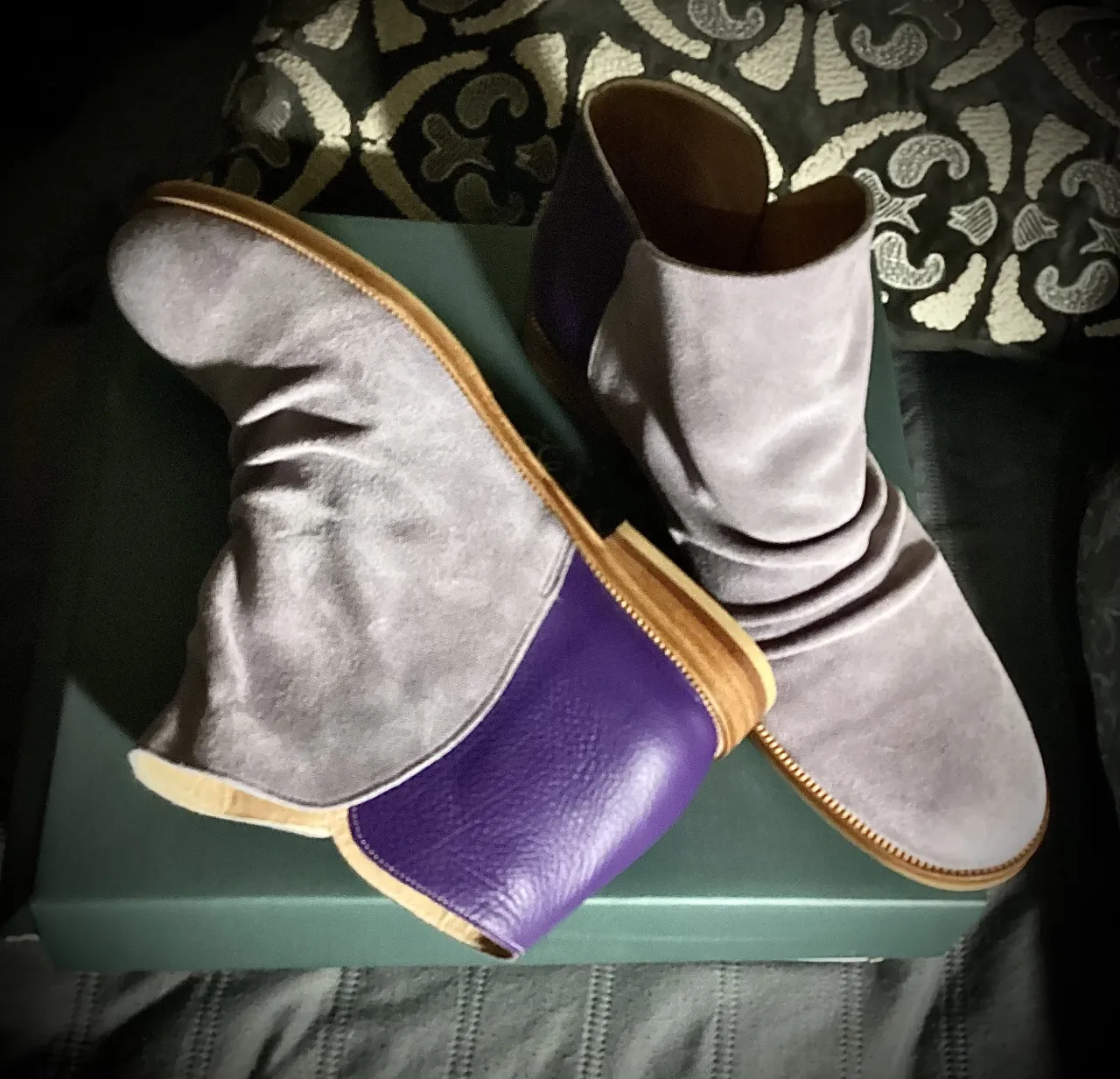 Botas Nuevas! 💜 De la marca Quiero June (marca de diseño). De caña baja en cuero y gamuza. Color lila y violeta. Diseño arrugado en la capellada. Suela antideslizante en toda la base. Interior forrado en cuero. 
Son súper cómodas. 
Las pongo en venta porque no uso esos colores. 
