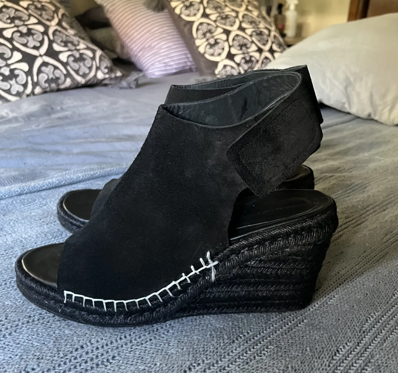 Sandalias de plataforma negras de gamuza, con detalle de costura blanca en la suela. Cierre de velcro en el talón, forrado en yute. 
(Las usé dos veces, ver foto)