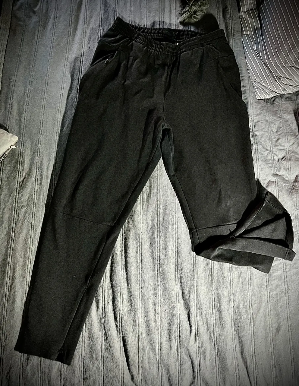 Pantalón deportivo  negro con cordón en la cintura. Tiene bolsillos laterales con cierre y tira cierres.  Aberturas que también llevan cierres en los tobillos. Detalle de tira de eco cuero en piernas. Bolsillo trasero. Calce holgado, va muy bien para un L  y es largo. 🤽🤽🤽