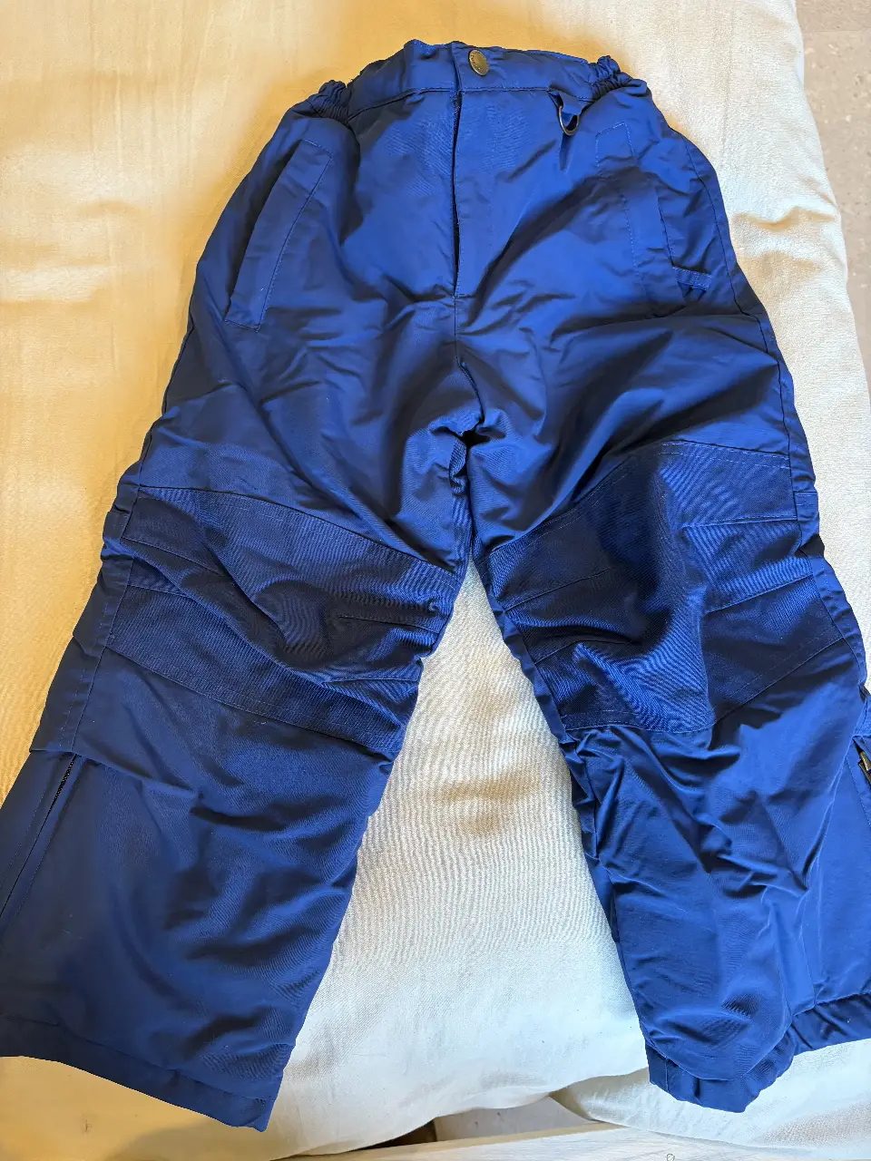 Pantalón de esquí azul para niño, de la marca Lands' End. Talle 6. Con cierre en los laterales de la bota y bolsillos con cierre. Ideal para la nieve y actividades de invierno.