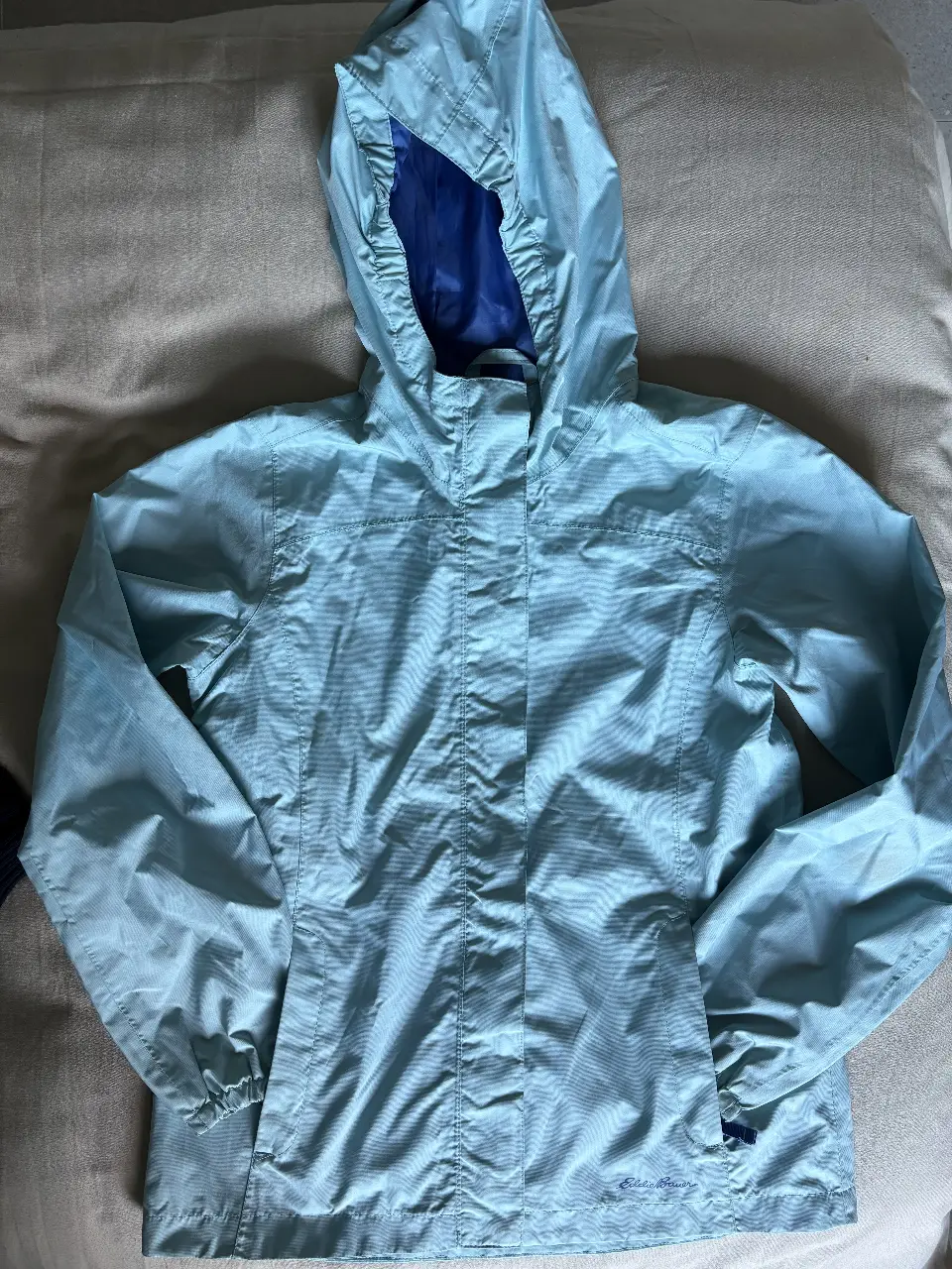 Campera de Niña rompevientos Eddie Bauer celeste con capucha y forro azul. Talle XL (14). Ideal para lluvia y actividades al aire libre. 