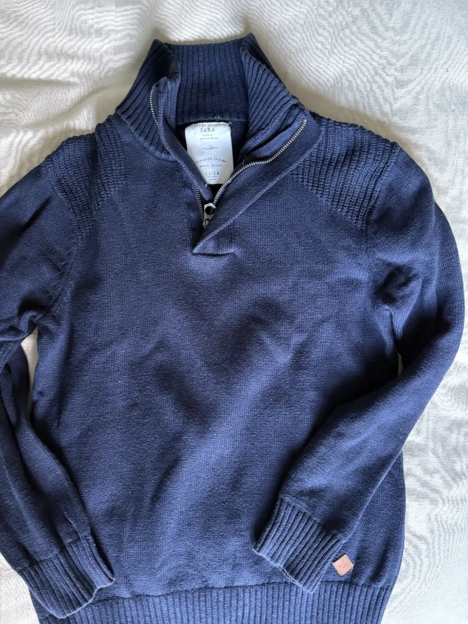 Sweater de niño azul marino de la marca Zara, con cierre. Talle 11-12 años. Casi Nuevo
