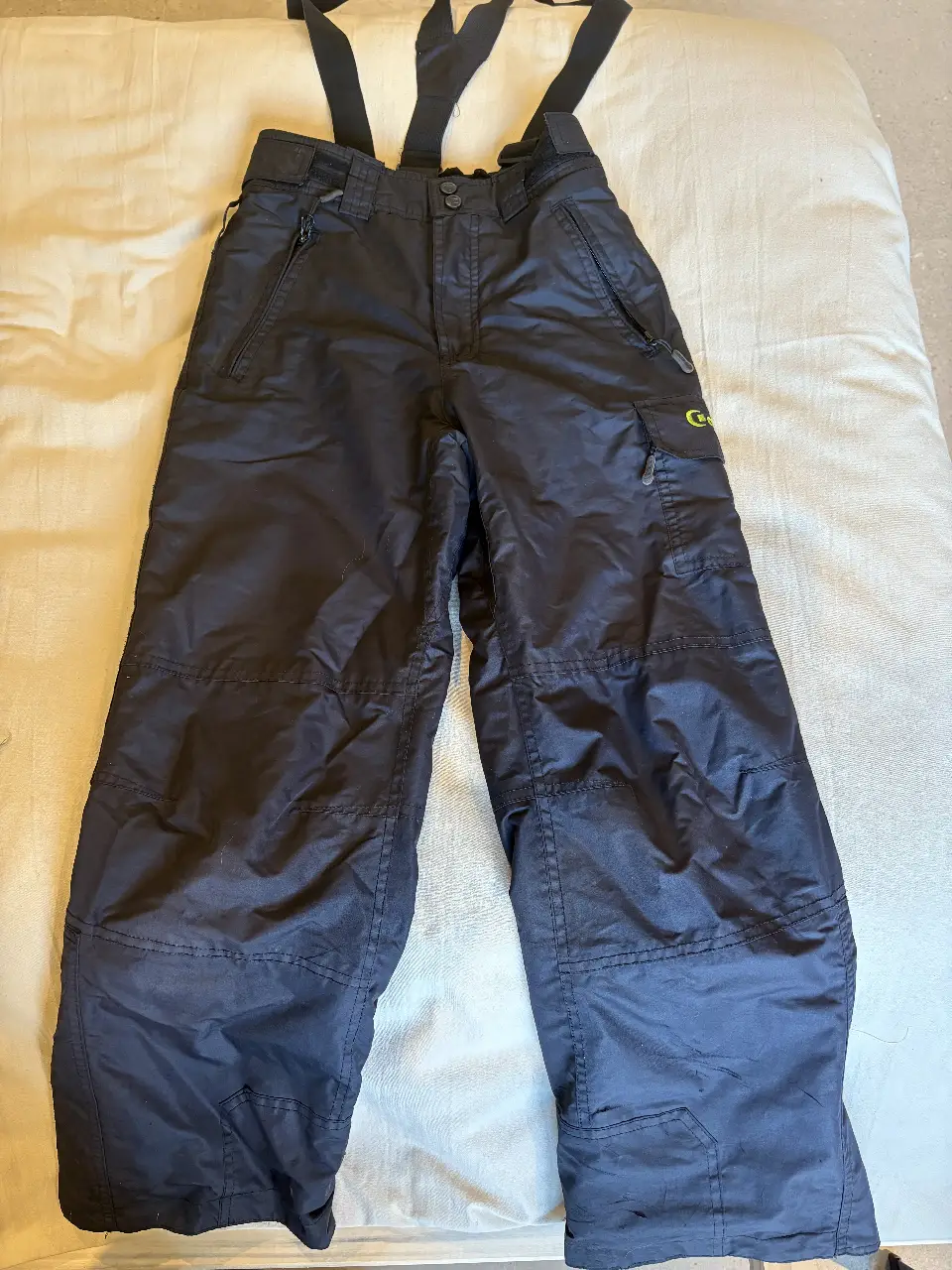 Pantalón de esquí Celstus negro para niño, con tiradores y cintura ajustables, bolsillos con cierre. Impermeable y transpirable.