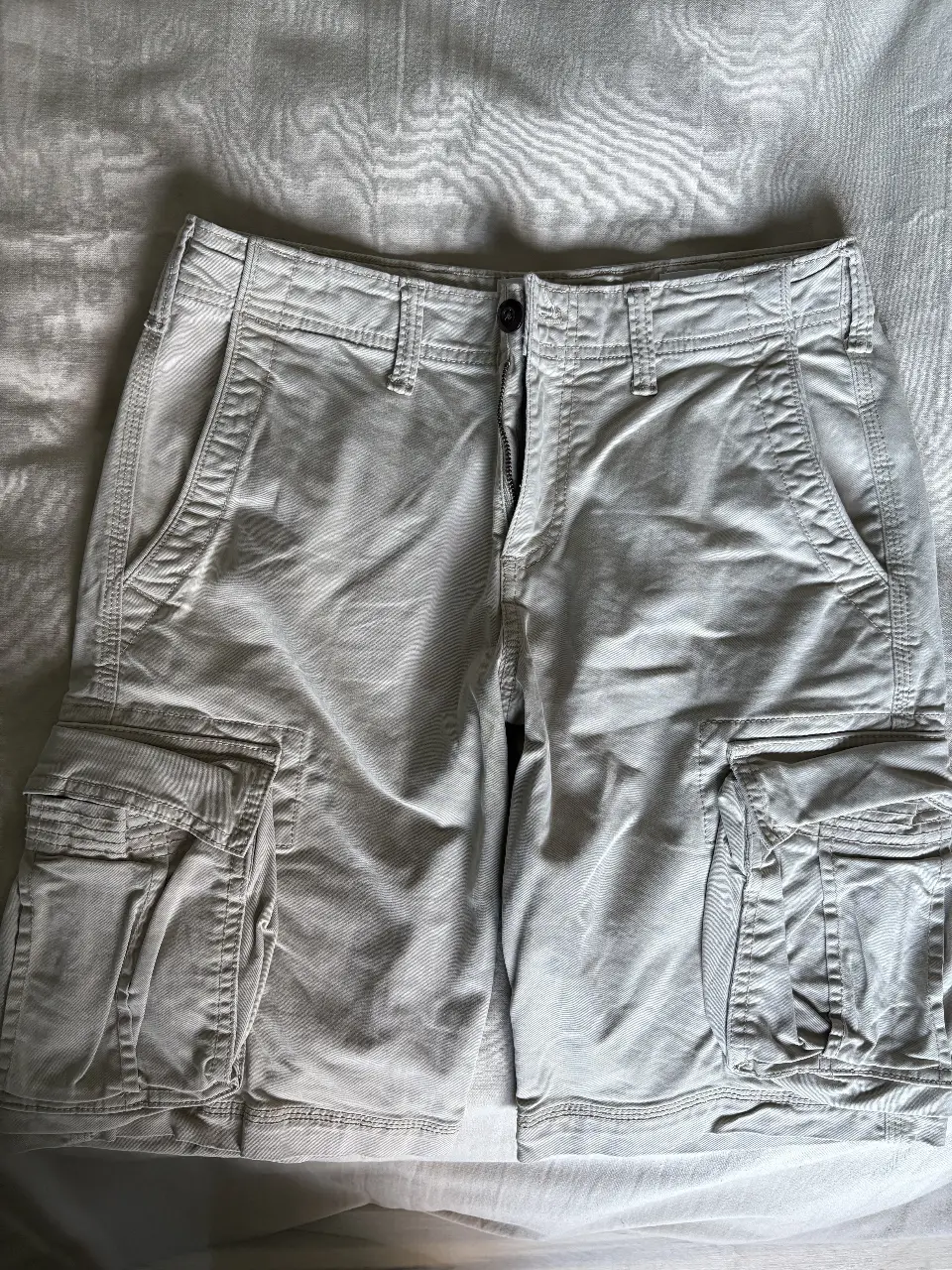 Bermuda de hombre, estilo cargo, color beige. Confeccionado en gabardina, talle 28 regular. Ideal para un look casual y cómodo. Nueva sin etiqueta