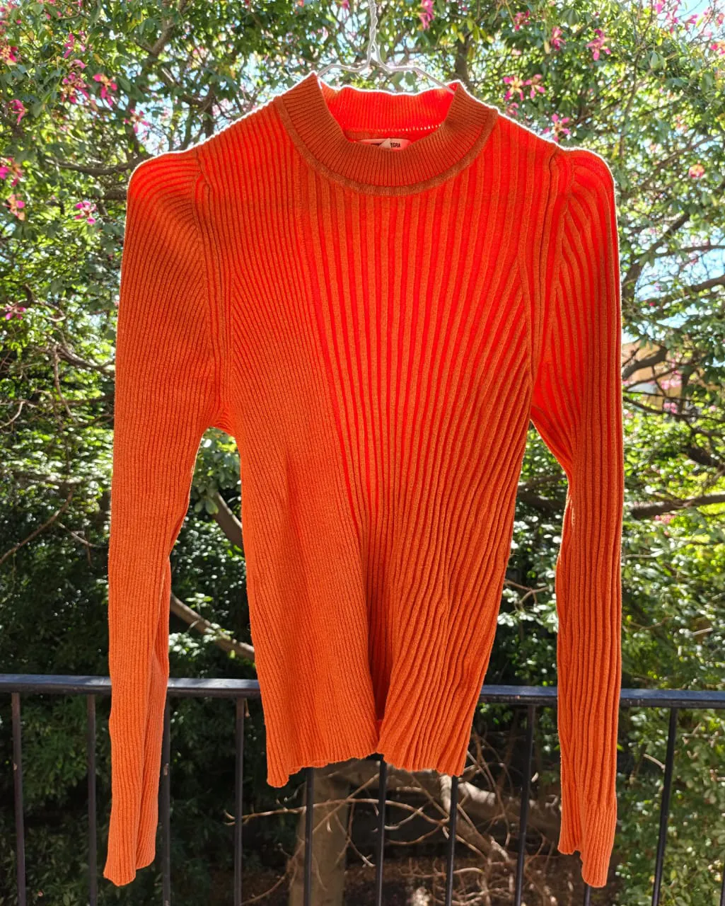 Sweater de tejido de punto en color naranja. Tiene cuello redondo y mangas largas. Es muy lindo, está usado pero en buen estado. Detalle de pelotitas mínimas y de color.  No afecta al uso. El naranja no es tan chillón como en las fotos.
🧡Medidas tomadas de frente
Axila a axila: 32 a 50 cm 
Largo, desde la axila: 35 cm 