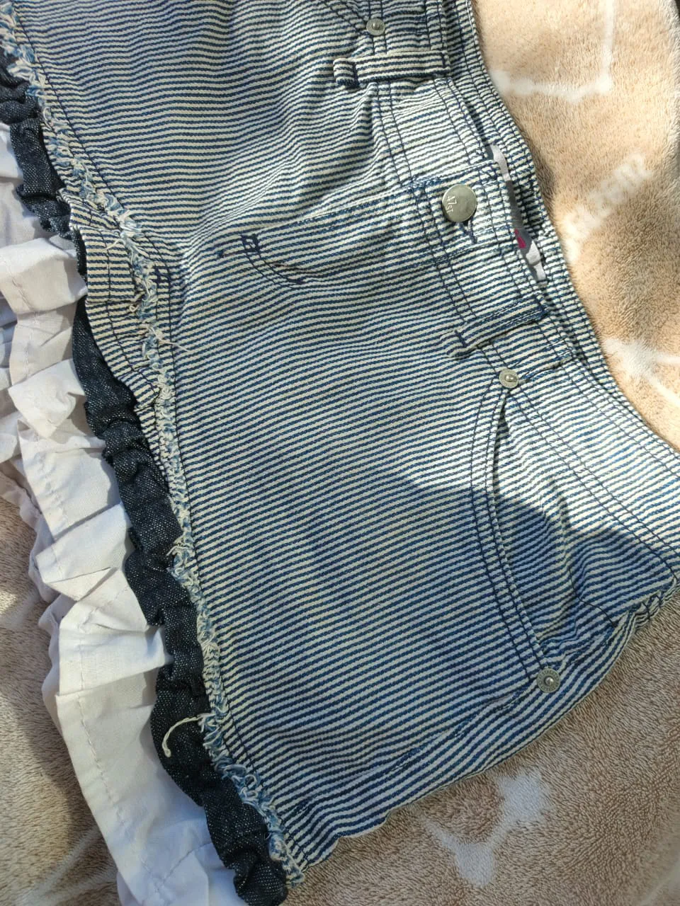 Pollera de jean  rayada con lineas blancas y azules. Tiene volados de tela blanca y negra en el ruedo. Cierre y botón. Es de algodón. De 47 Street. Está marcada como talle 44 pero es un 38/40.
💙Medidas tomadas de frente
Cintura: 40 cm 
Cadera: 46 cm
Largo: 28 cm