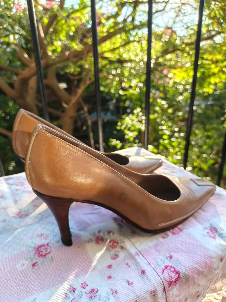 Zapatos de taco color suela, con punta cuadrada y detalle en la punta. Son de cuero. Vintage. Muy lindos y en buen estado, solo tiene algunas manchas del guardado que salen. 
🤍Medidas
Suela: 24 cm aprox 
Taco: 7 cm