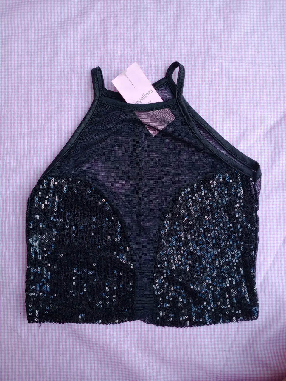 Top negro de microtul con paillette de lentejuelas. Es nuevo con etiqueta, es muy hermoso. Ideal para salir de noche. La espalda es transparente.
♡Es talle único: un xs/s
♡De busto: 80/85