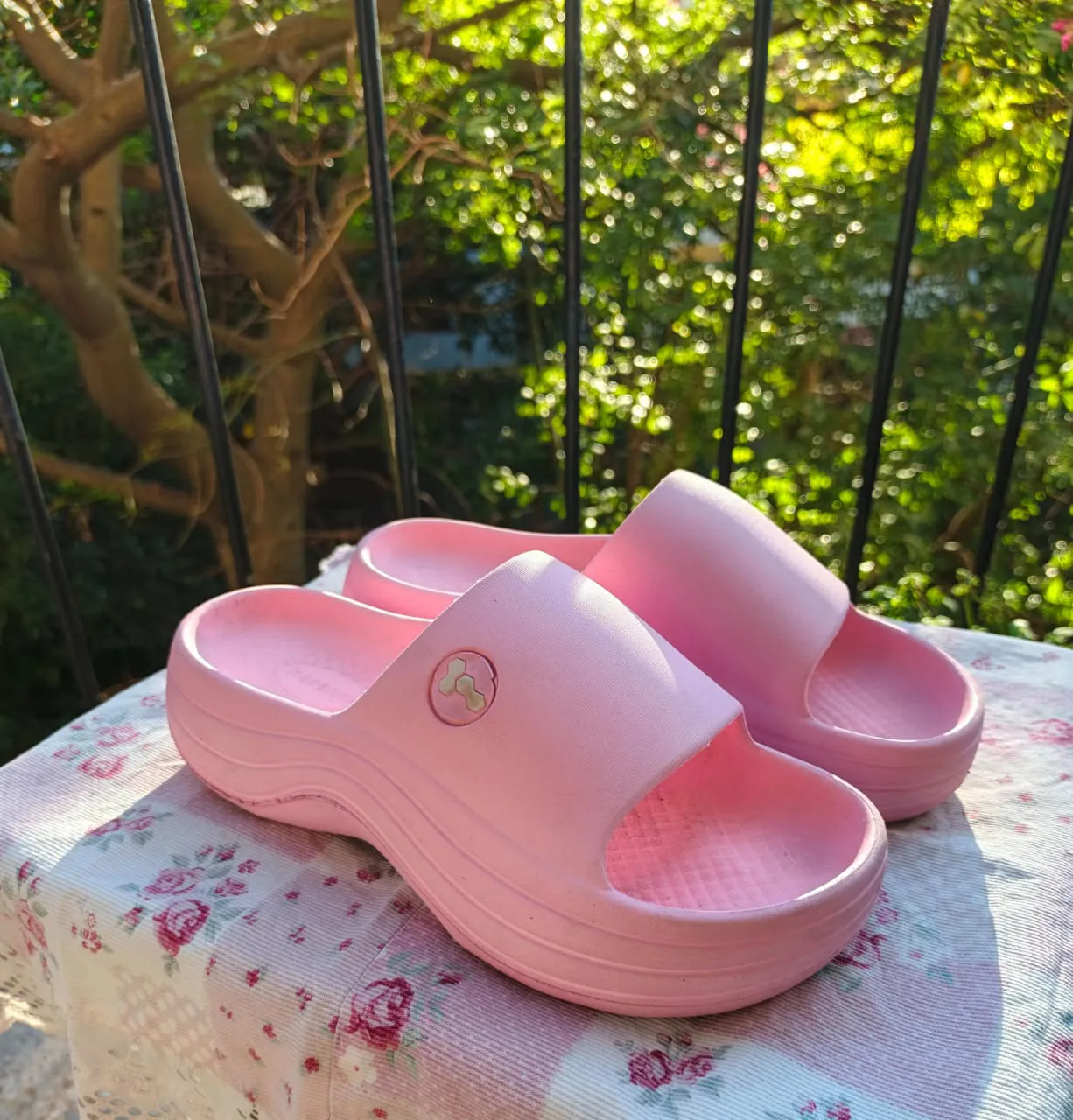 Ojotas color rosa chicle. Marca Harenna. Están nuevas no tienen uso prácticamente. Ideal para un look cómodo y casual o playero.
🤍Medida de suela: 25cm