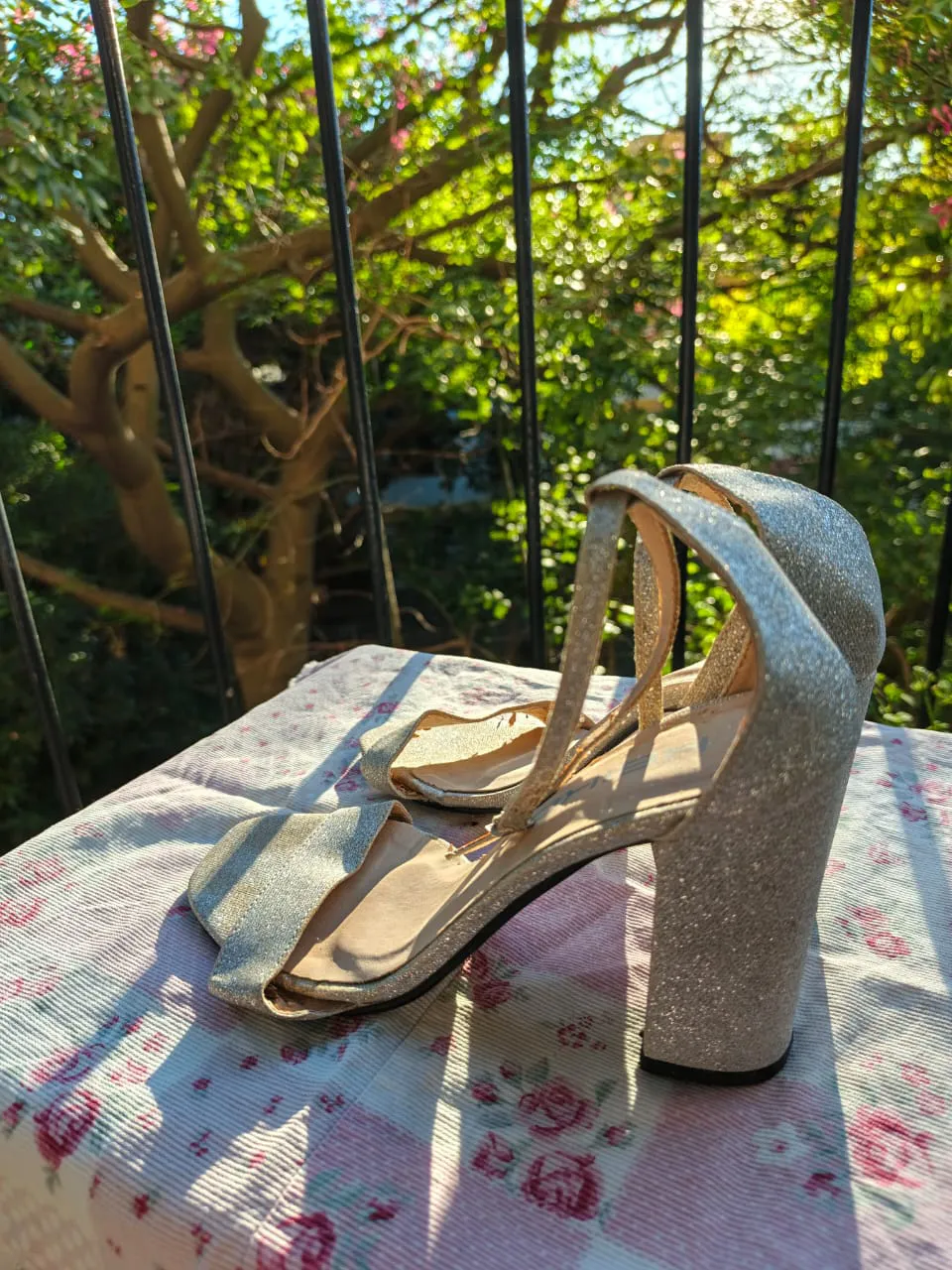 Sandalias plateadas con brillos y tiras finas. Tienen hebilla para ajustar y taco grueso. Son muy lindas. Ideal para un casamiento o una fiesta. Son usadas, están en buen estado. Son talle 36.
🤍Medidas
Suela: 22 cm aprox
Plataforma: 8 cm 