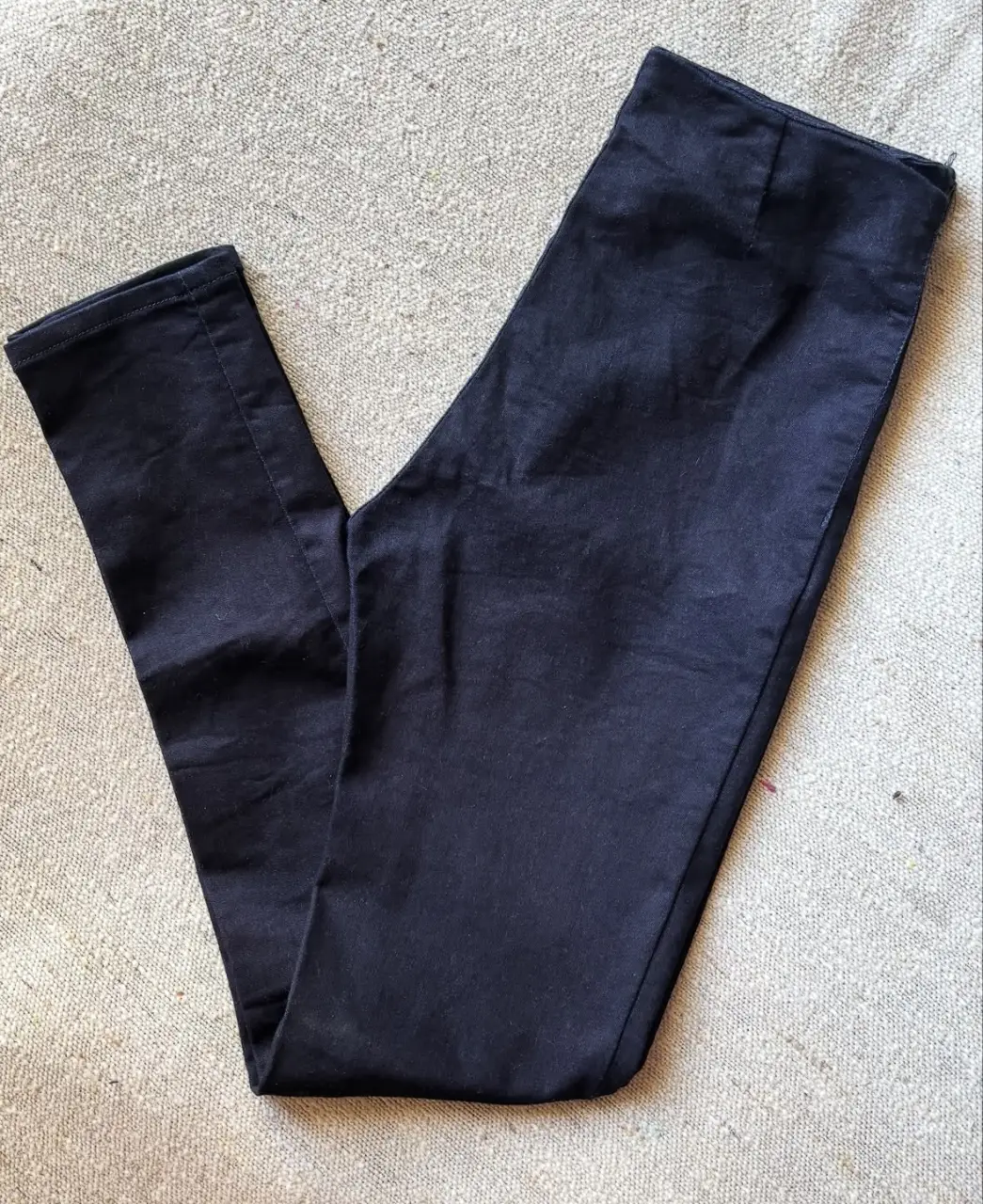 Pantalón de vestir de mujer, color azul oscuro, talle 42. Con cierre y etiqueta de la marca Cuesta Blanca.