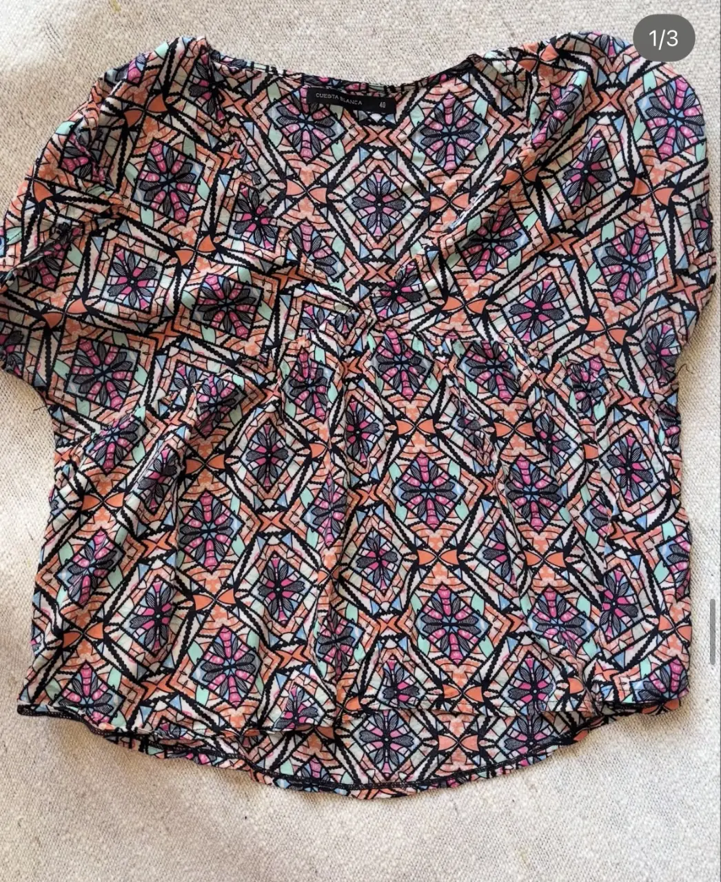 Blusa estampada con diseño geométrico, ideal para un look casual y fresco. Confeccionada en tela liviana y cómoda, perfecta para el verano. Talle 40.