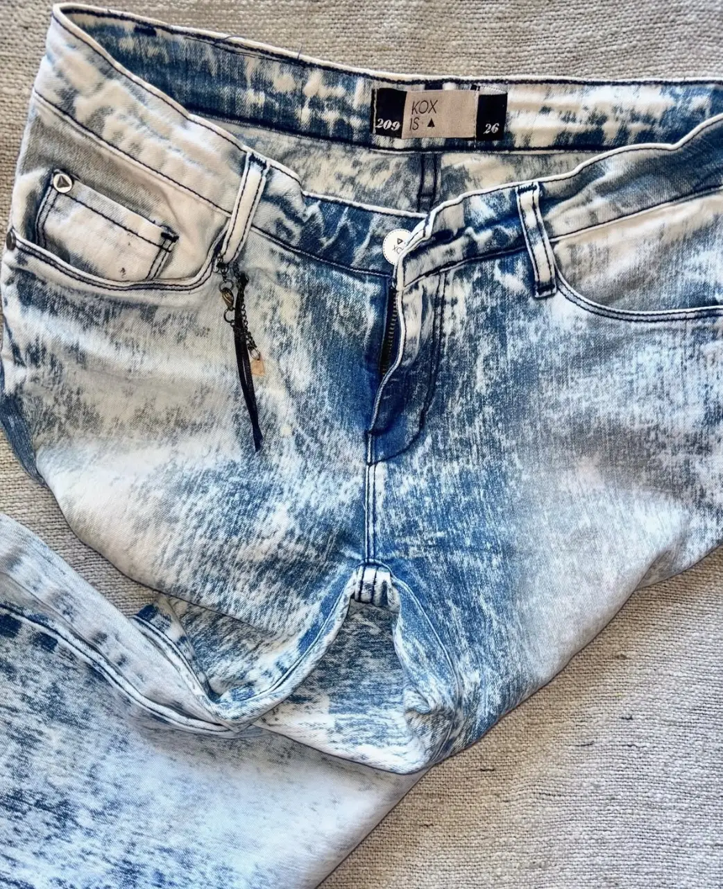Jeans de mujer con efecto gastado y detalles en blanco. Talle 26, de la marca KOX IS. Ideal para un look casual y moderno.