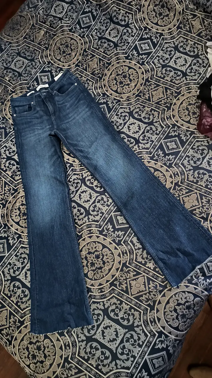Jeans de mujer, modelo flare, tiro medio, con etiqueta. Talle 38. Modelo Fiona.