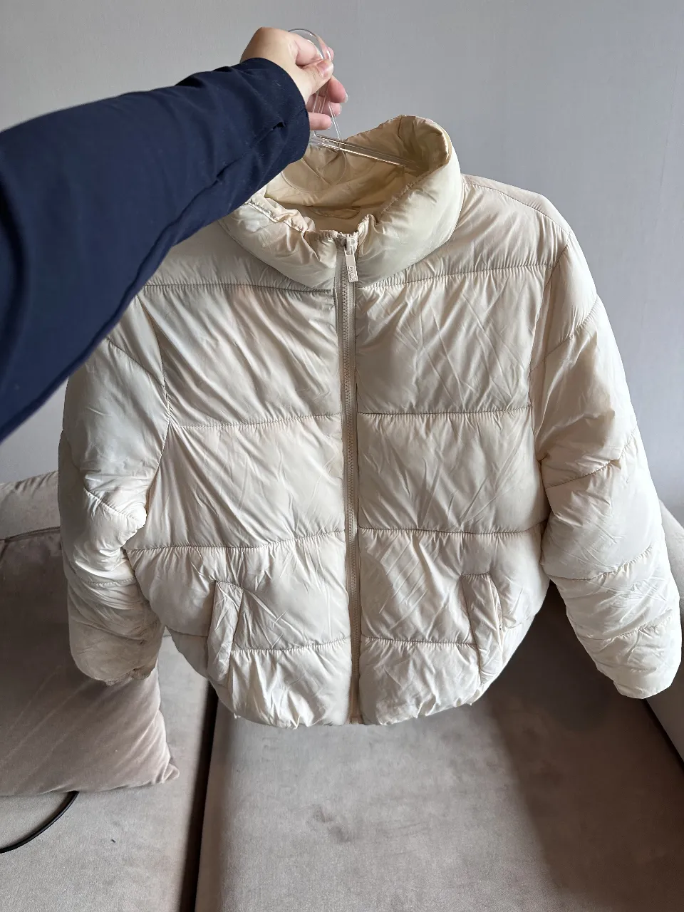 Campera puffer 47 Street. Color crudo, ideal para el invierno. Con cuello alto y cierre frontal. 