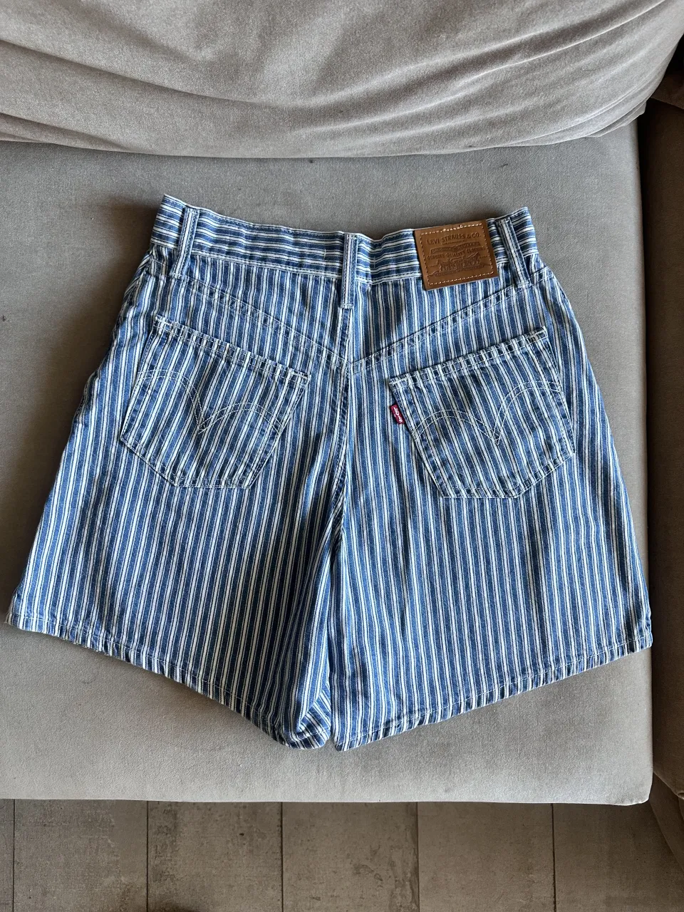 Short Levi's - Vista 2
