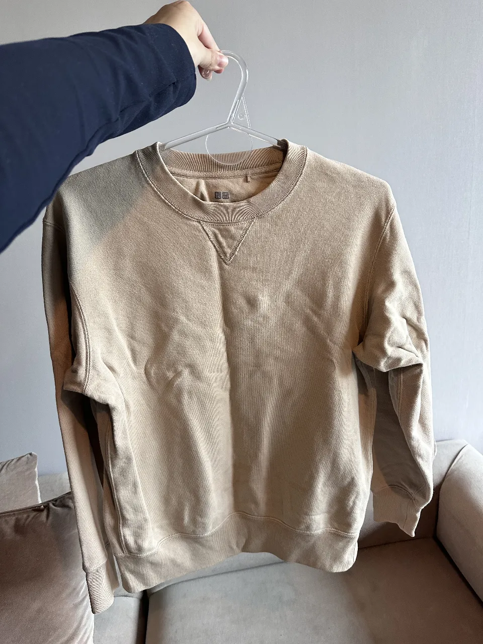 Buzo de cuello redondo color crudo, ideal para un look casual y cómodo. Perfecto para el día a día.