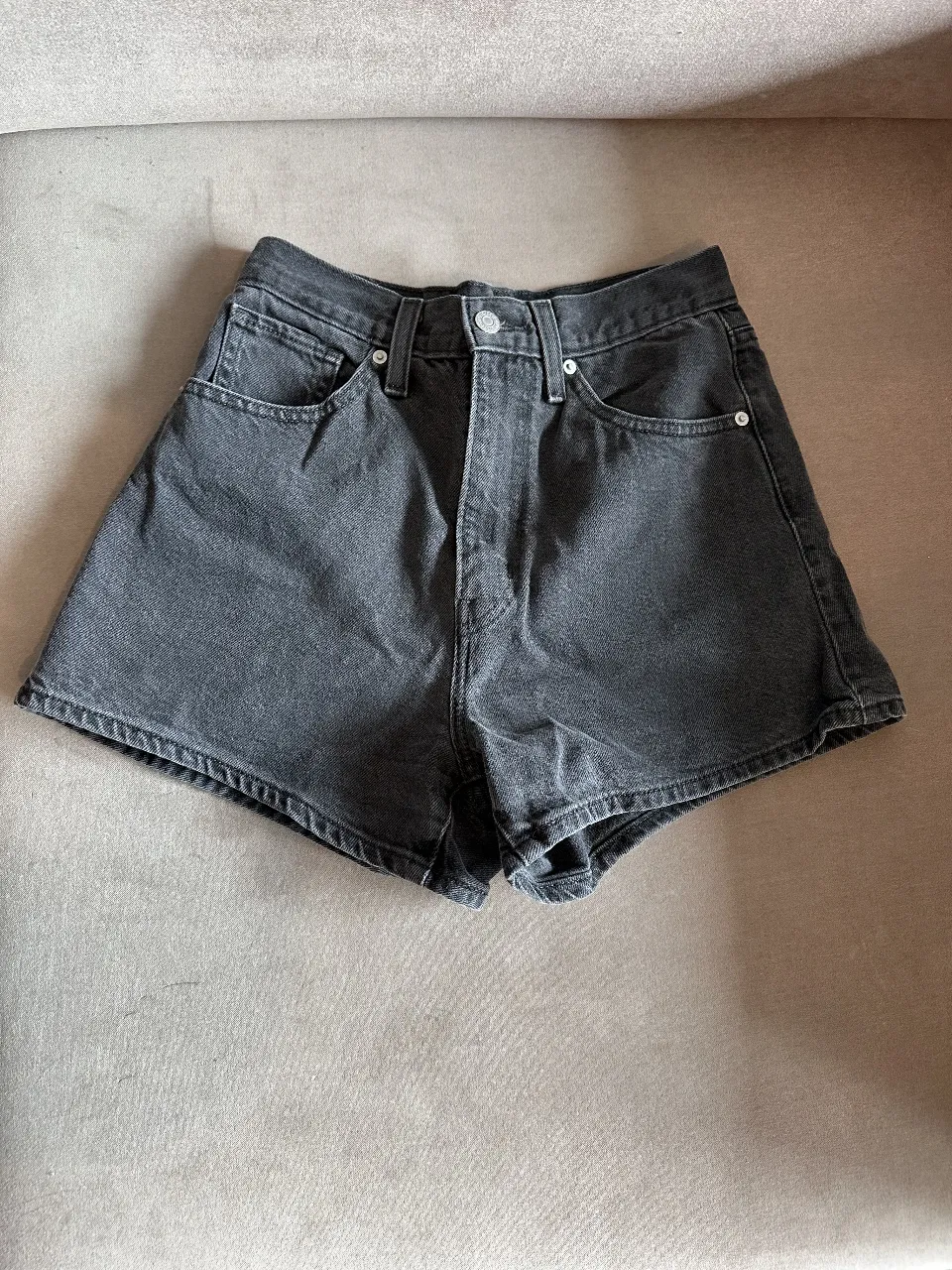 Short Mom Levis Jean negro de tiro alto, ideal para un look casual y moderno. Perfecto para combinar con remeras, tops o camisas. Un básico versátil para tu guardarropa.
