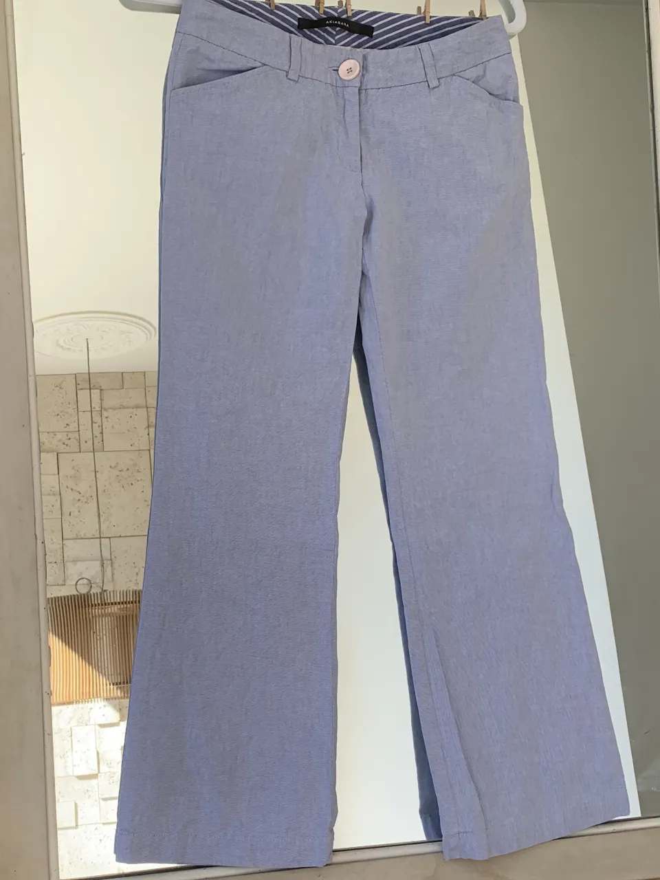 Pantalon Akiabara celeste tiro bajo ligeramente acampanado. Talle s/xs. Tiene un pequeño detalle que es que se abrio un poco la costura atras, pero no afecta en nada su uso