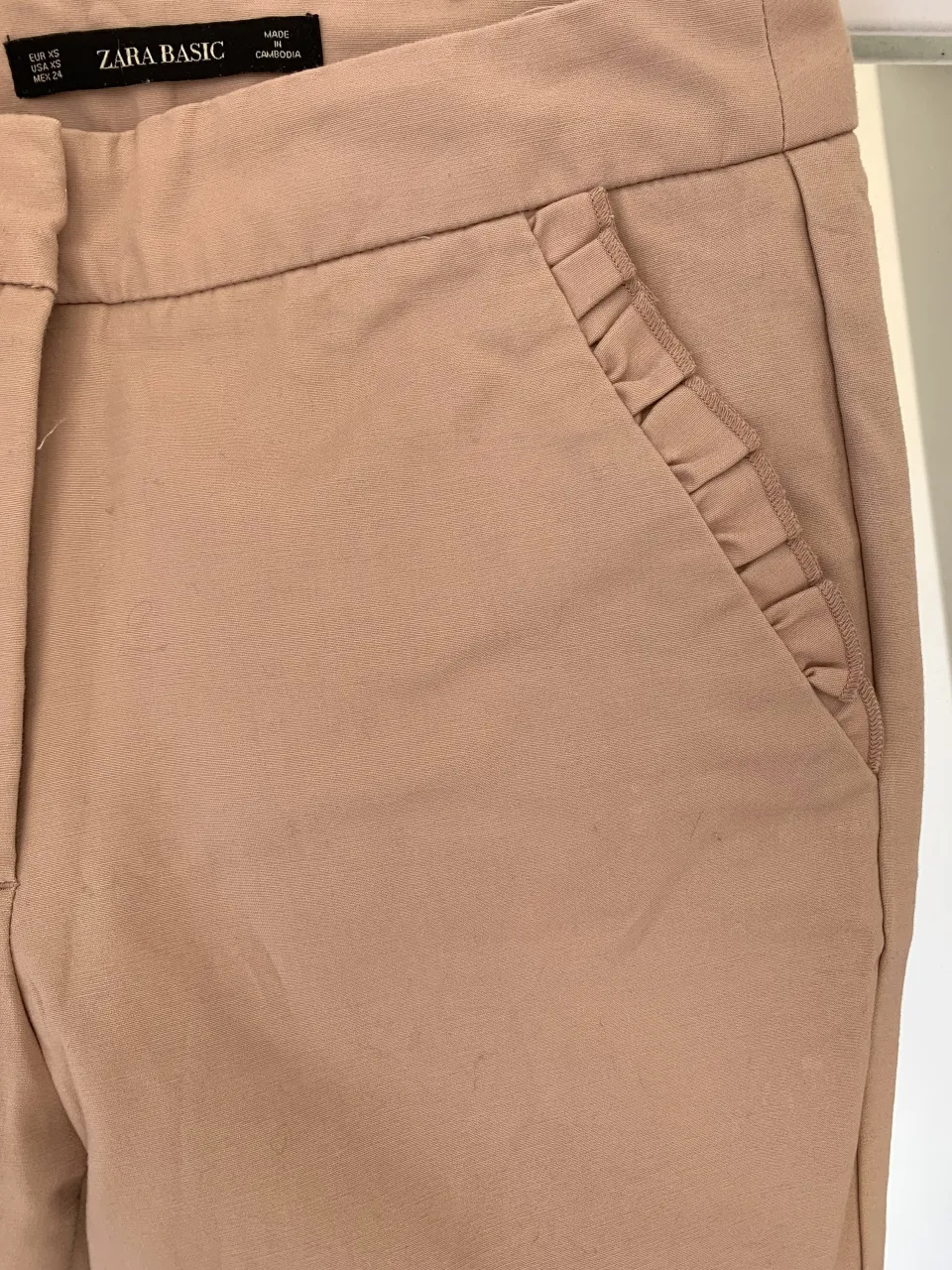 Pantalón Zara linea Basic color rosa viejo con detalles de volados en los bolsillos delanteros. Corte cigarette talle s/xs (60cm de cintura aprox) ligeramente elastizado. Igual a nuevo, sin detalles