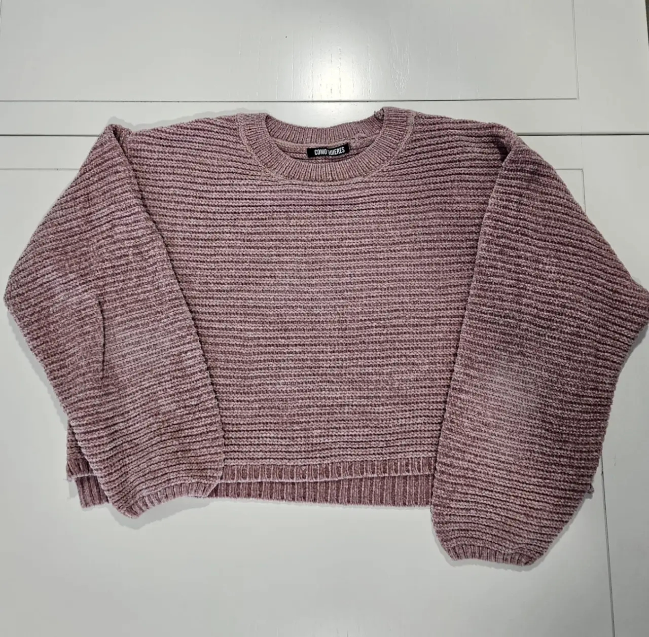 Sweater de tejido grueso color rosa con corte cropped. Ideal para un look casual y cómodo.
