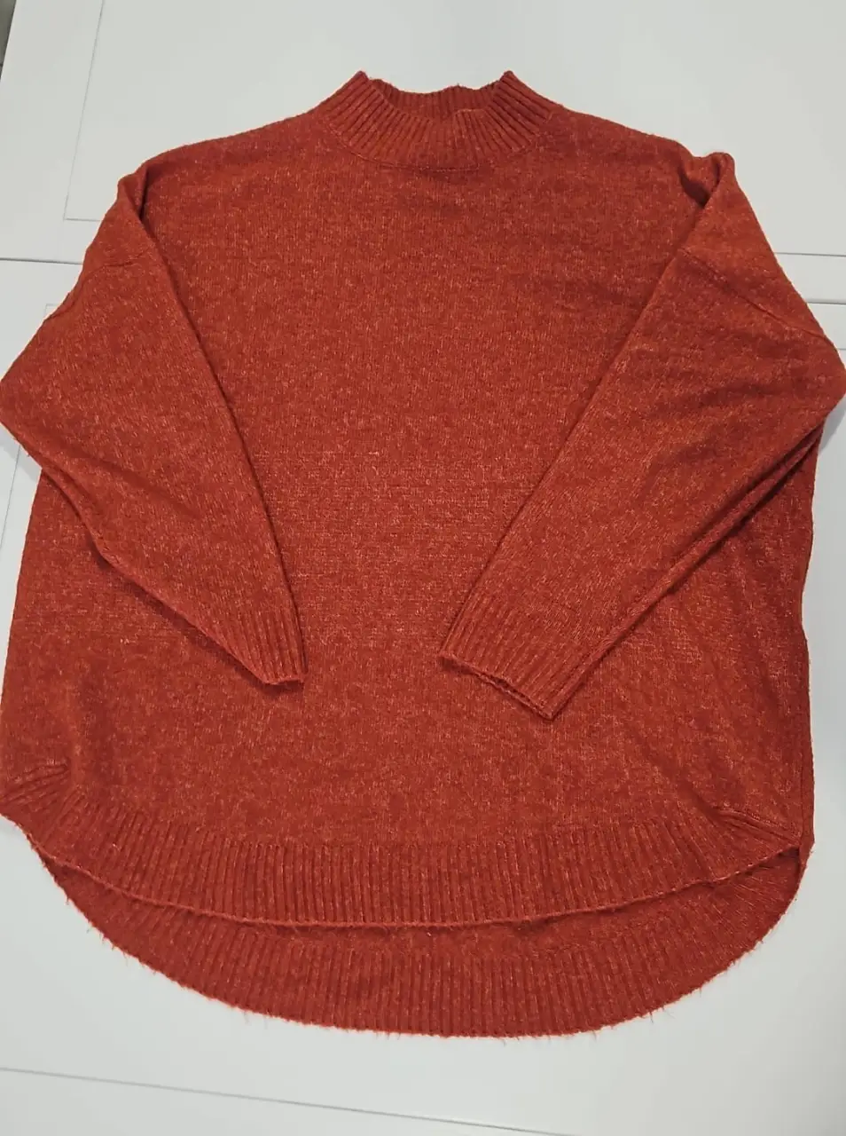 Sweater de cuello alto color naranja, ideal para el invierno.