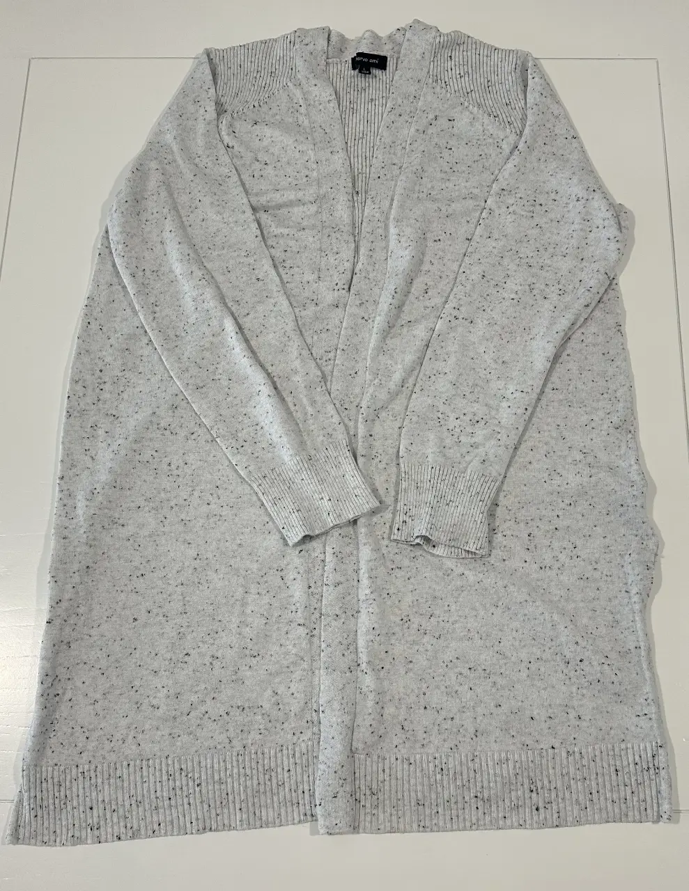 Cardigan largo de mujer, color gris jaspeado, con mangas largas y puños tejidos. Ideal para un look casual y cómodo.