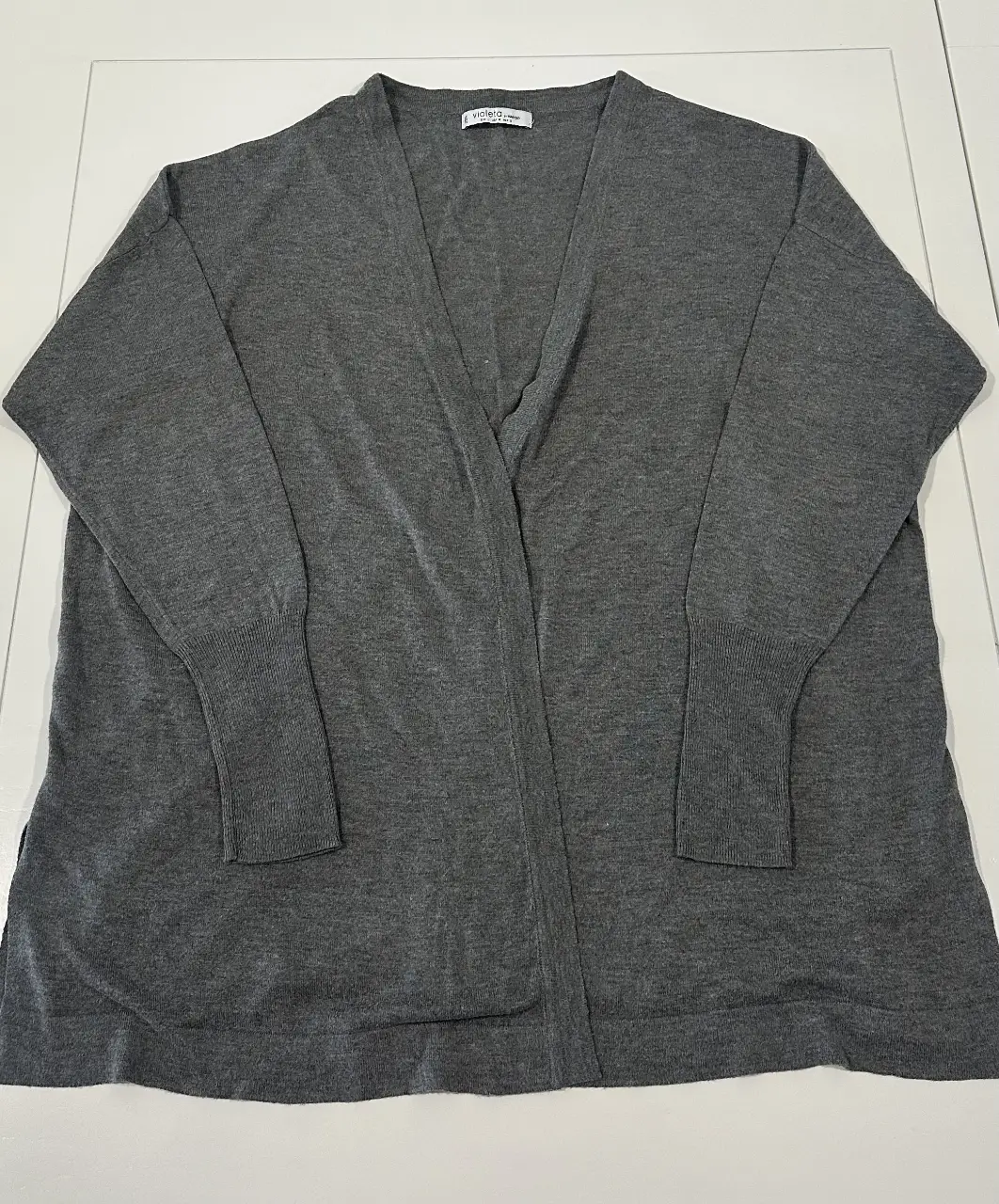 Cardigan gris de mujer, de la marca Violeta by Mango. Talle L. Ideal para usar en otoño e invierno. Perfecto para un look casual y cómodo.