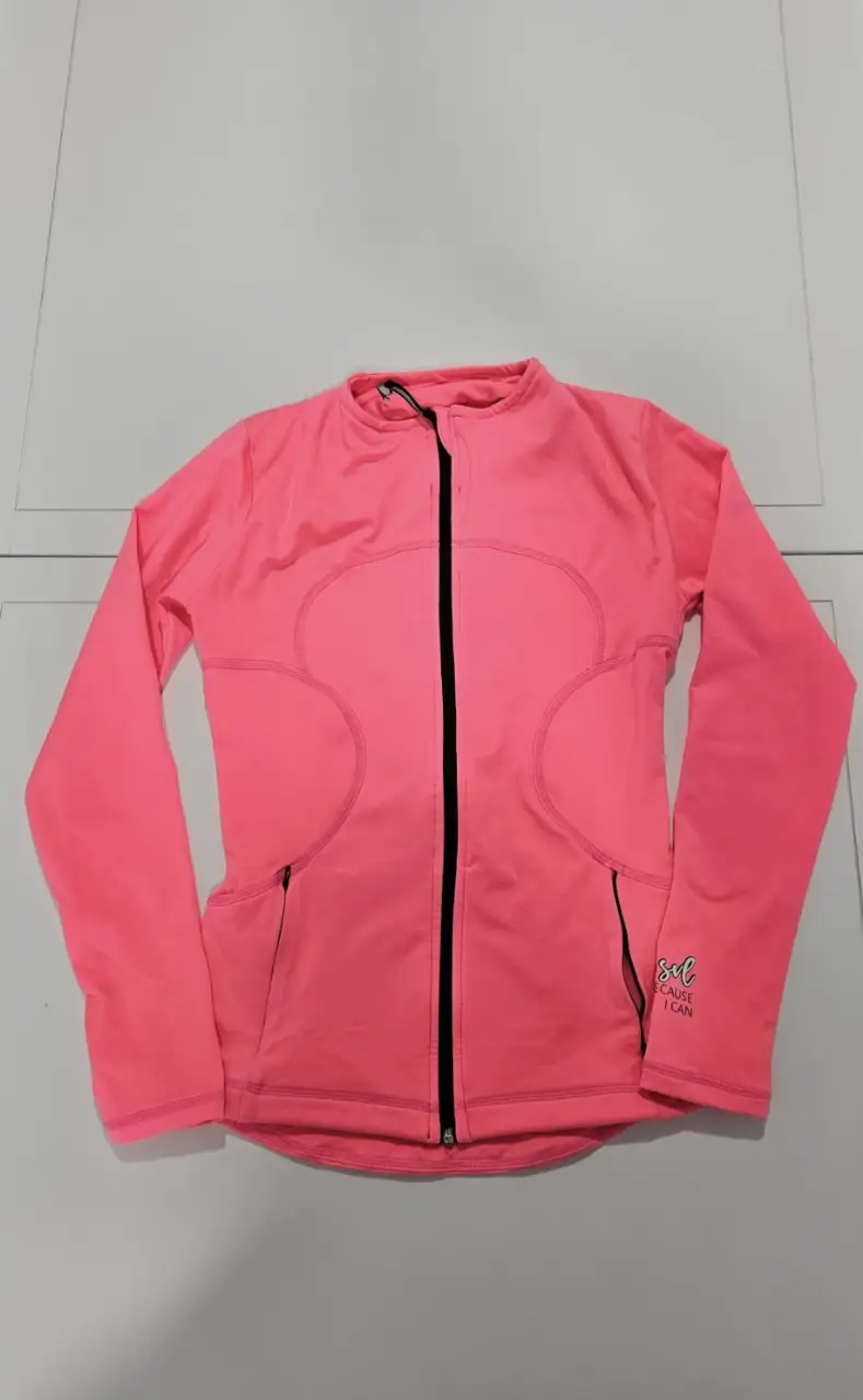 Campera deportiva rosa con cierre frontal y detalles en contraste. Ideal para actividades físicas y un estilo moderno.