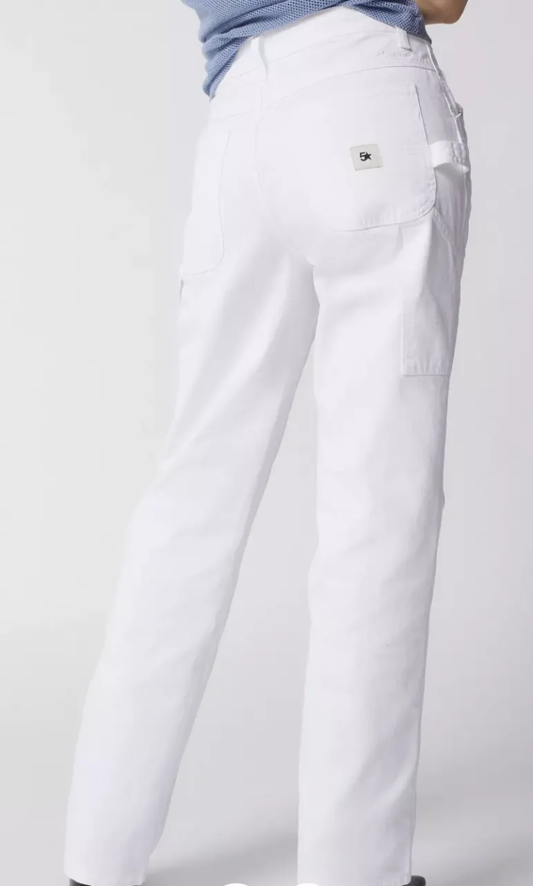 Pantalón blanco con bolsillos delanteros y traseros. Posee un pequeño bolsillo adicional en el lateral derecho.