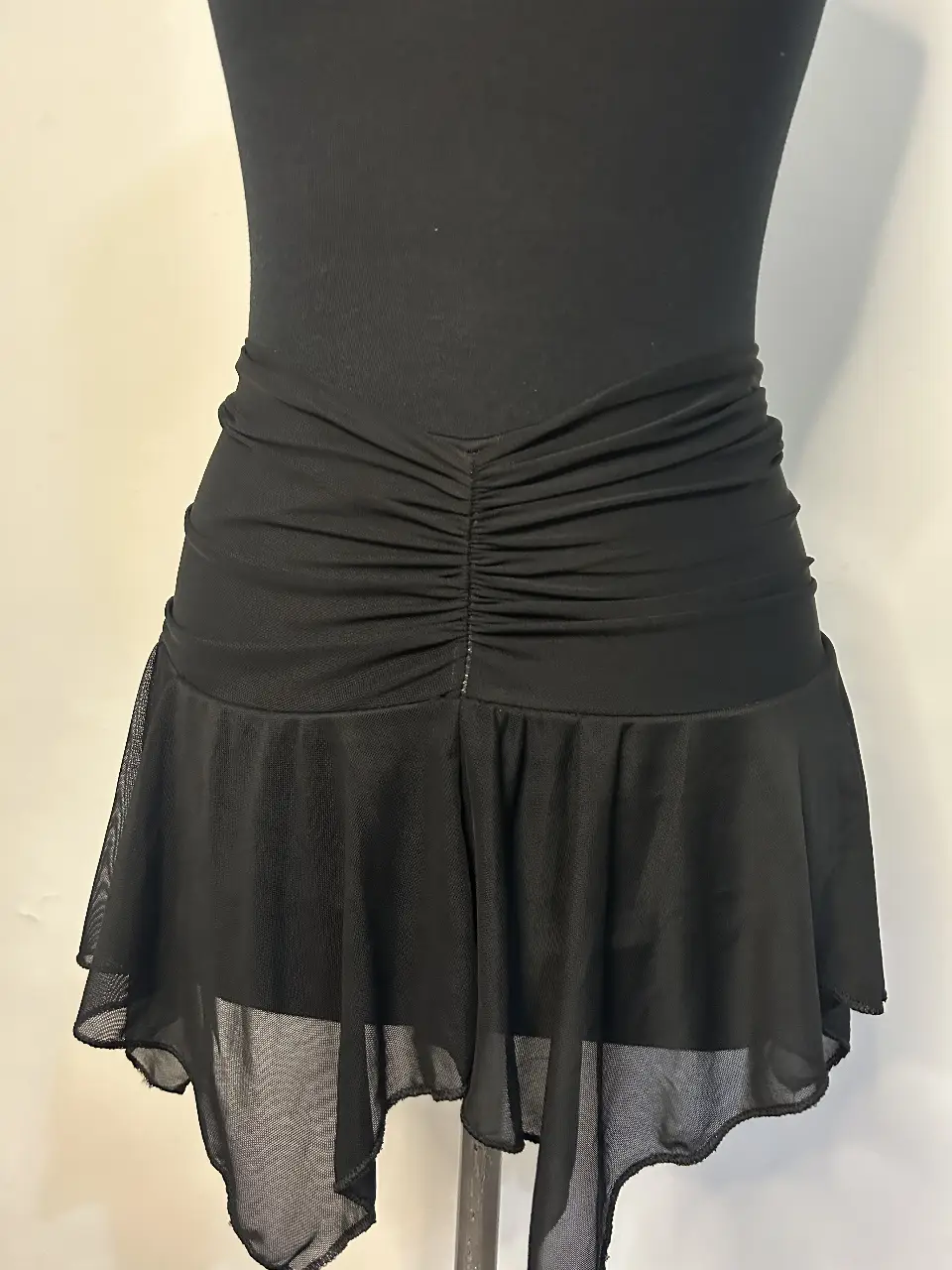 Pollera midi negra con detalle fruncido en la cintura y volados en el borde inferior. Ideal para eventos formales o salidas.