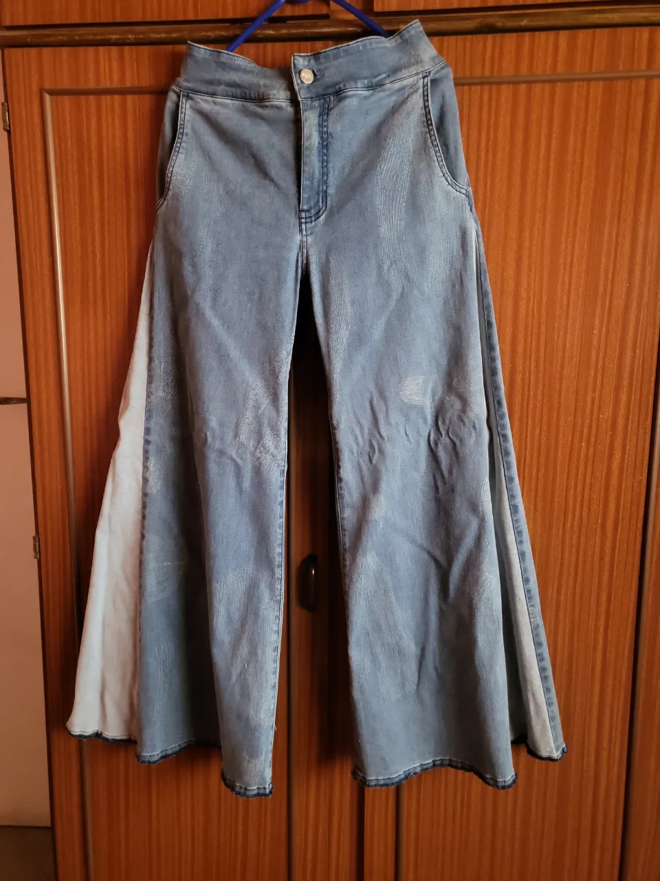 ¡Estilo único y audaz! Estos jeans de tiro alto son la definición de moda vanguardista. Con un corte ancho y acampanado que evoca la era Y2K, presentan un detalle de paneles de tela clara en los laterales que les da un toque extra de originalidad. Perfectos para quienes buscan destacar y marcar tendencia.