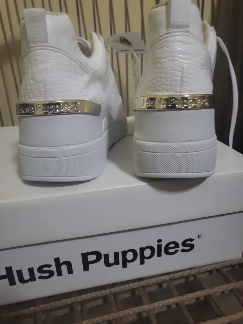 Zapatillas blancas de plataforma con detalle de textura símil cocodrilo y detalles dorados. Ideales para un look casual y moderno.