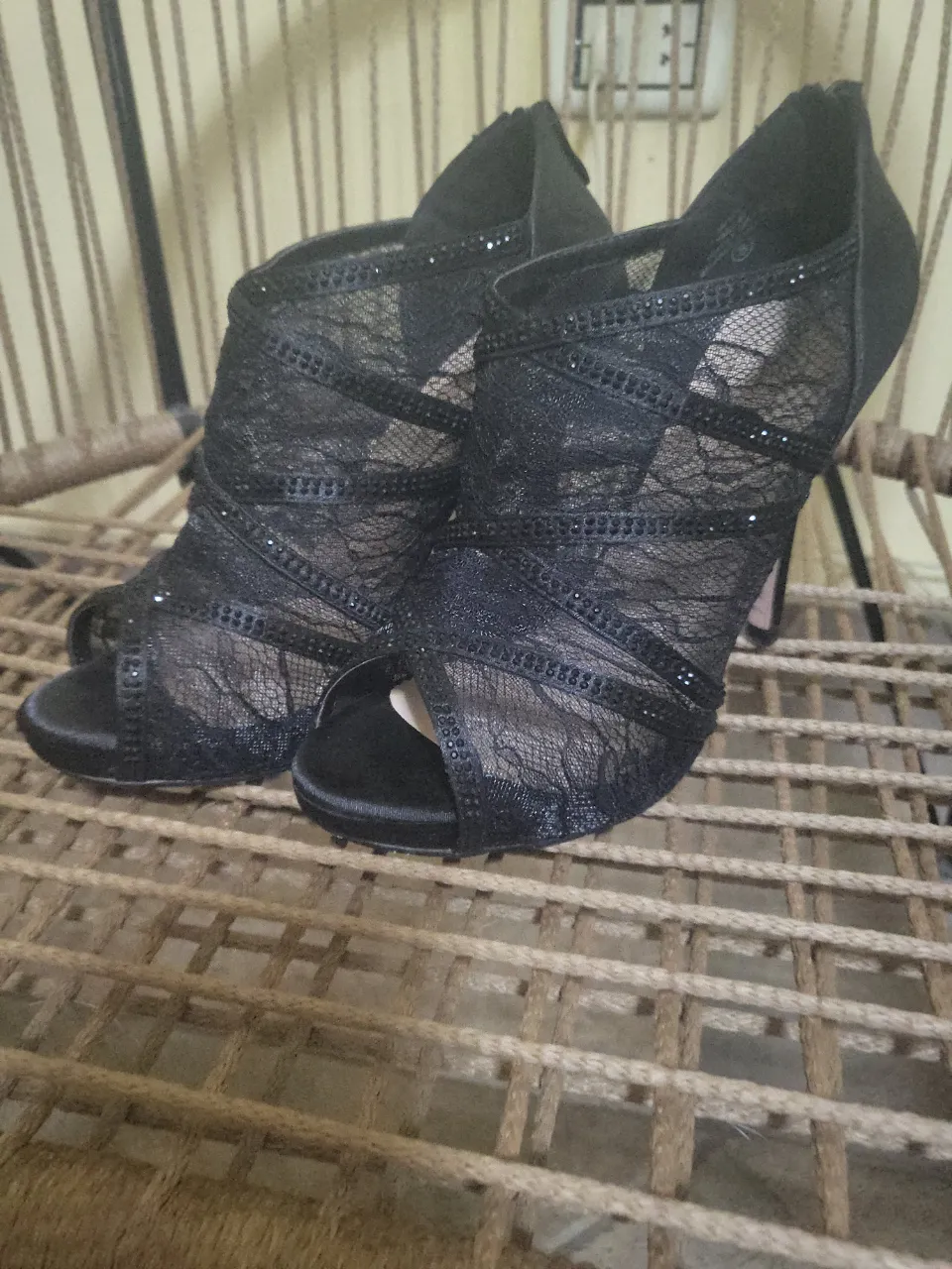 ¡Impresionantes botitas de taco alto con un diseño súper delicado y sensual! Confeccionadas en encaje negro transparente y detalles brillantes, son perfectas para darle un toque de glamour a cualquier outfit. Tienen cierre en la parte trasera para un calce fácil y seguro. Ideales para una noche especial o para destacar en cualquier evento.