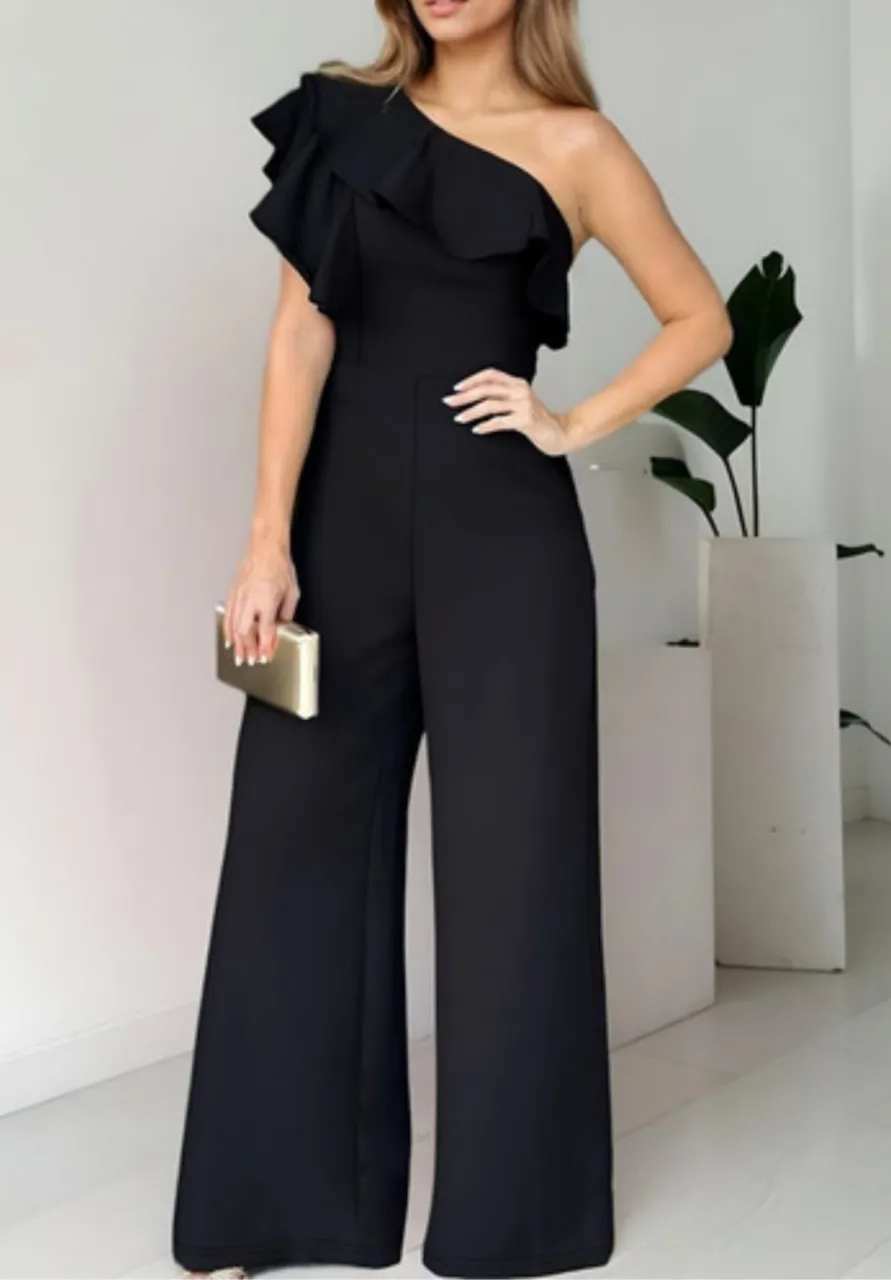 Mono negro de un solo hombro con volados en el escote y pantalón anchoen crepé elastizado