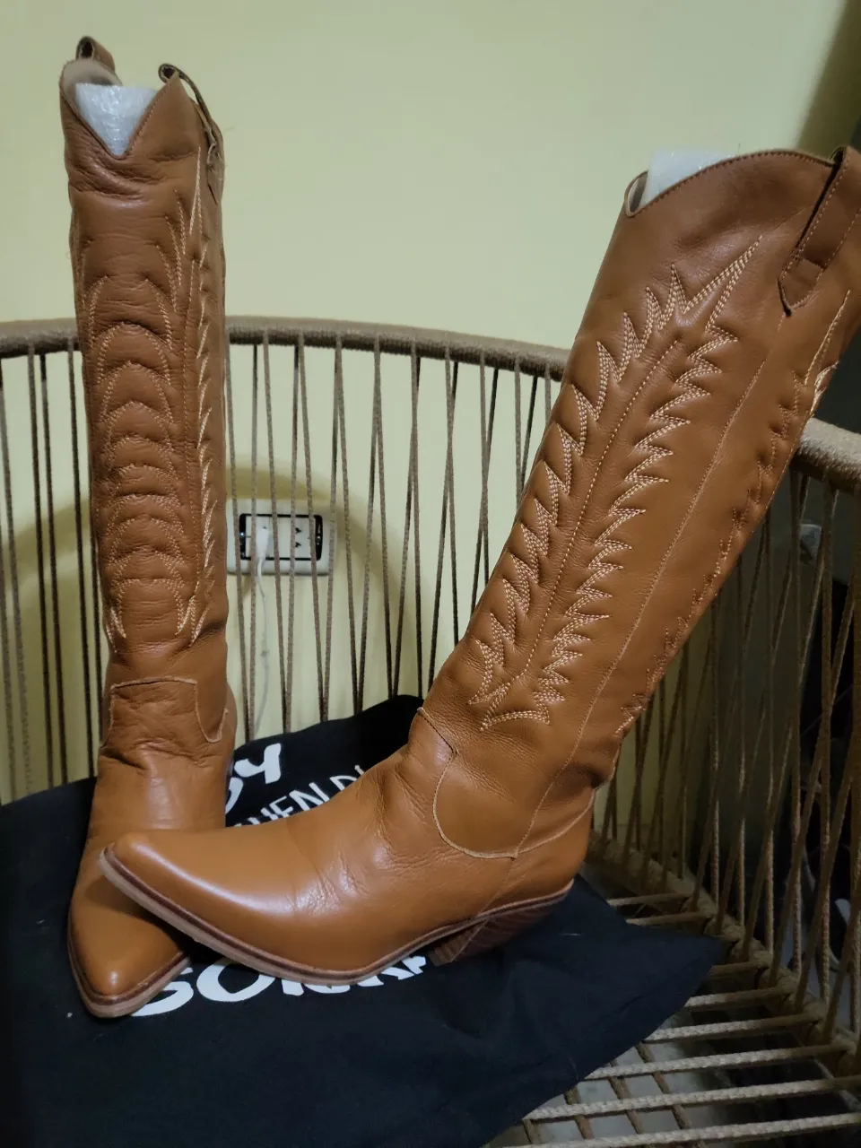 Botas de cuero estilo cowboy, color suela, con detalles de costuras bordadas en el caño. Un clásico que nunca pasa de moda, perfectas para darle un toque canchero a cualquier outfit.