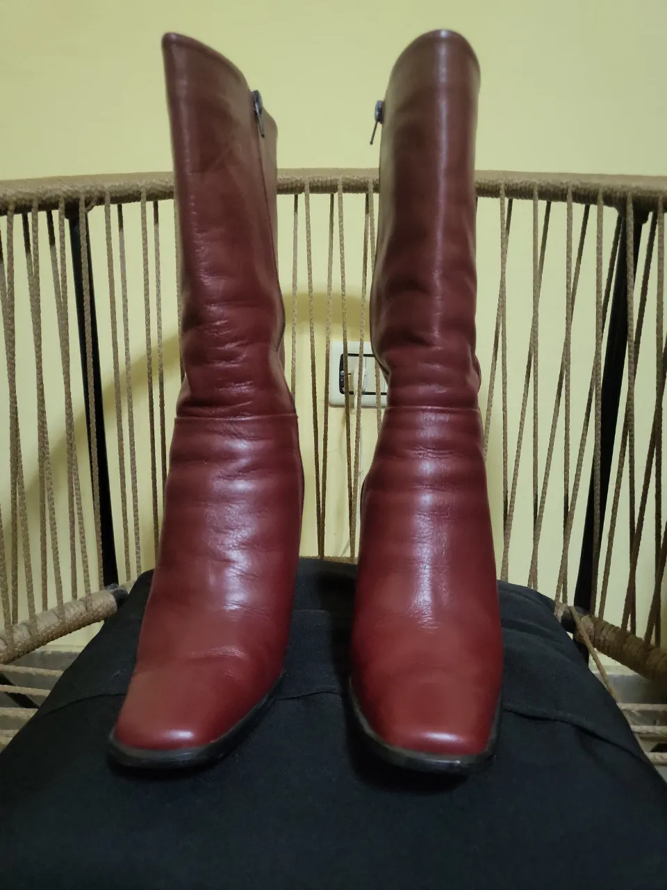 Botas de cuero color bordó con taco alto y cierre lateral.