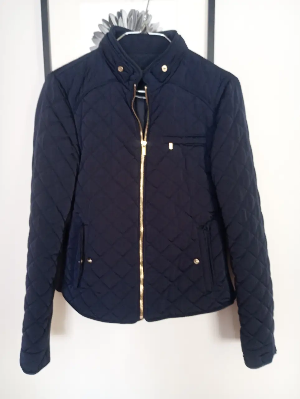 Campera acolchada de mujer, azul marino con cierre y detalles dorados. Marca Zara Woman, talle M.