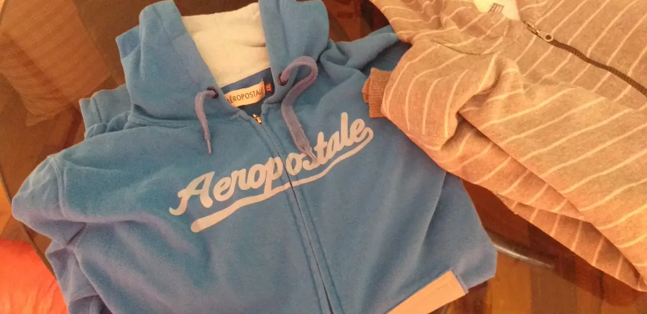 Buzo con cierre de la marca Aeropostale, de color azul con el logo en blanco. Ideal para un look casual y cómodo.