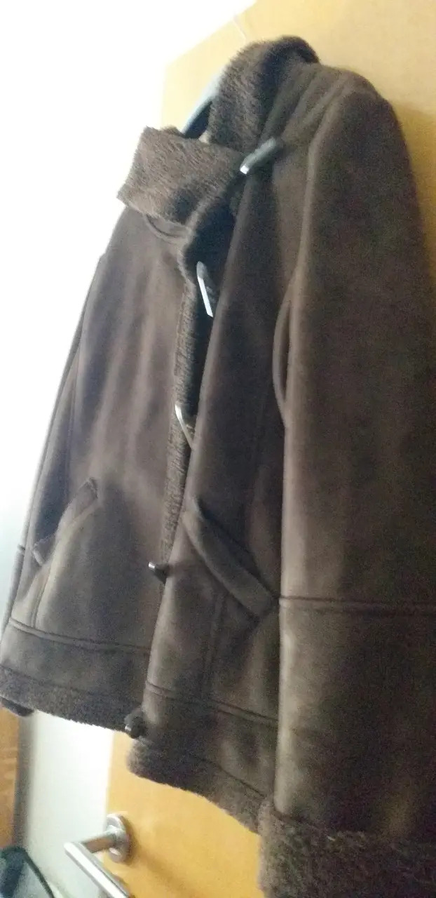 Campera de abrigo marrón de la marca ORIX, con capucha y forro de piel sintética. Ideal para el invierno, con cierre de botones y bolsillos.