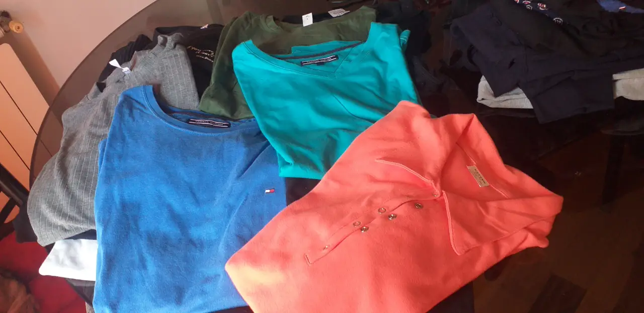 Remeras de mujer, manga corta, de algodón, con cuello redondo y cuello en V, ideales para un look casual y cómodo. Distintas tonalidades de azul y verde.