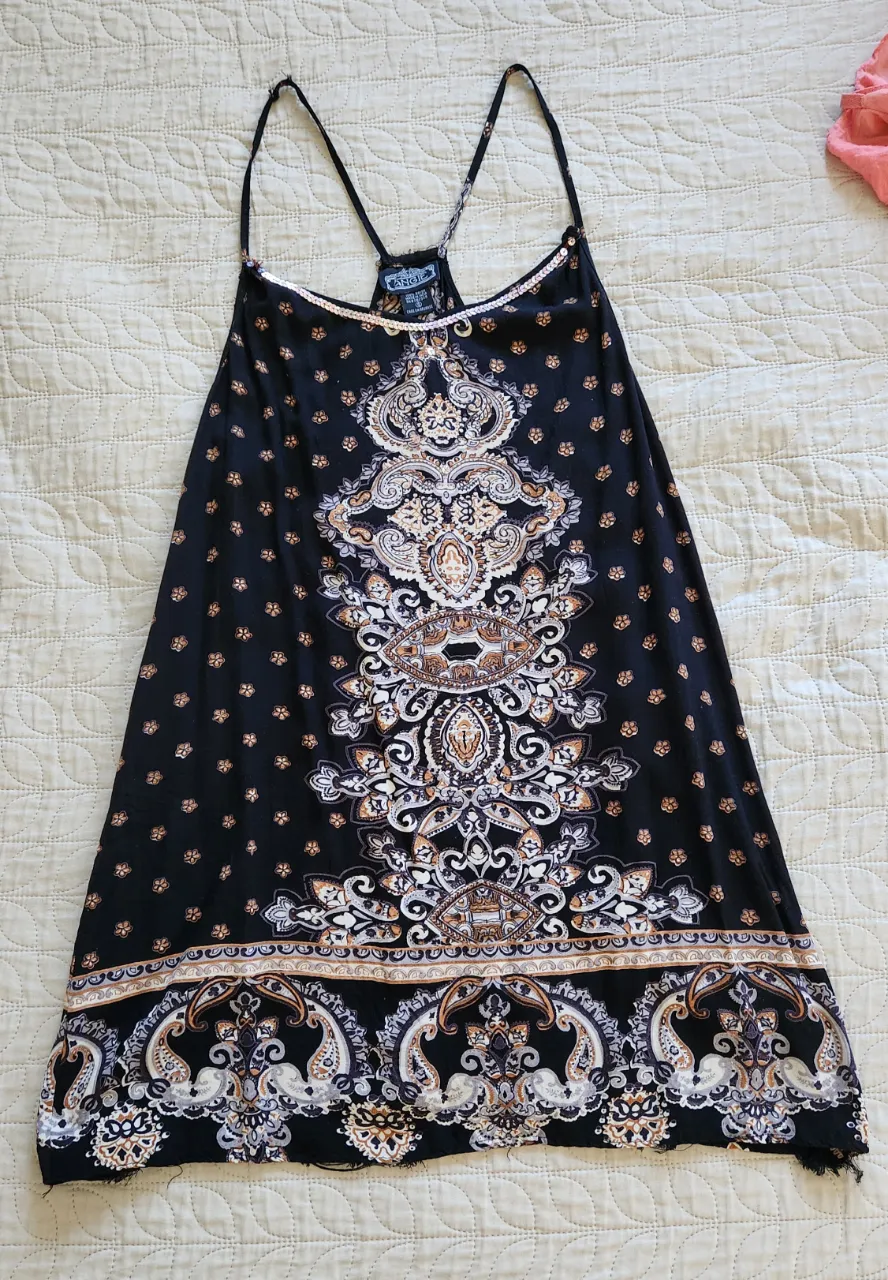 Vestido negro con estampado paisley y detalles de lentejuelas en el escote. Breteles finos.
